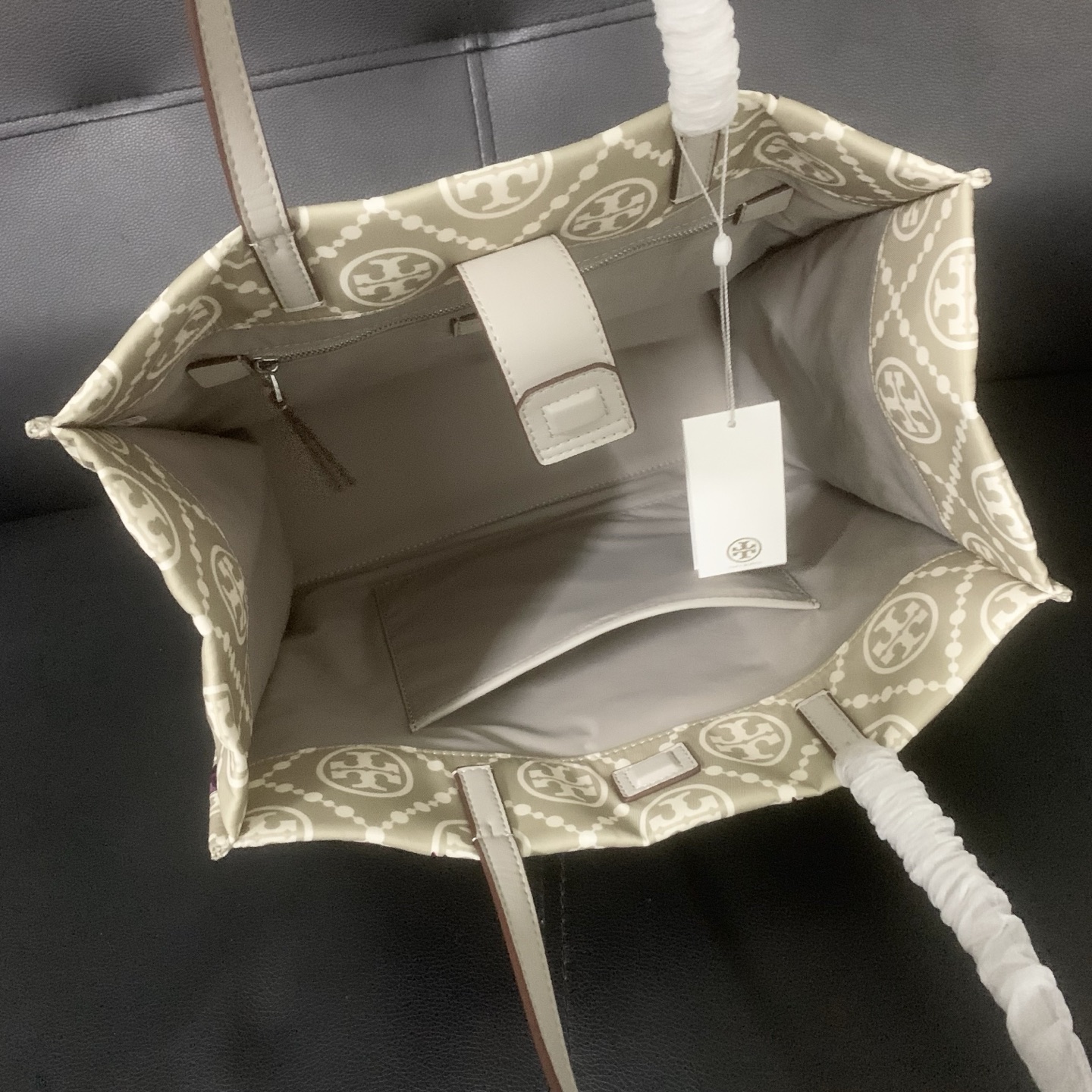 Tory Burch tb新款马年系列托特包，灰色系搭配紫色骏马。超美超有气质，寓意马上有钱 ，马上有福，马上成功，送人自用都很合适
