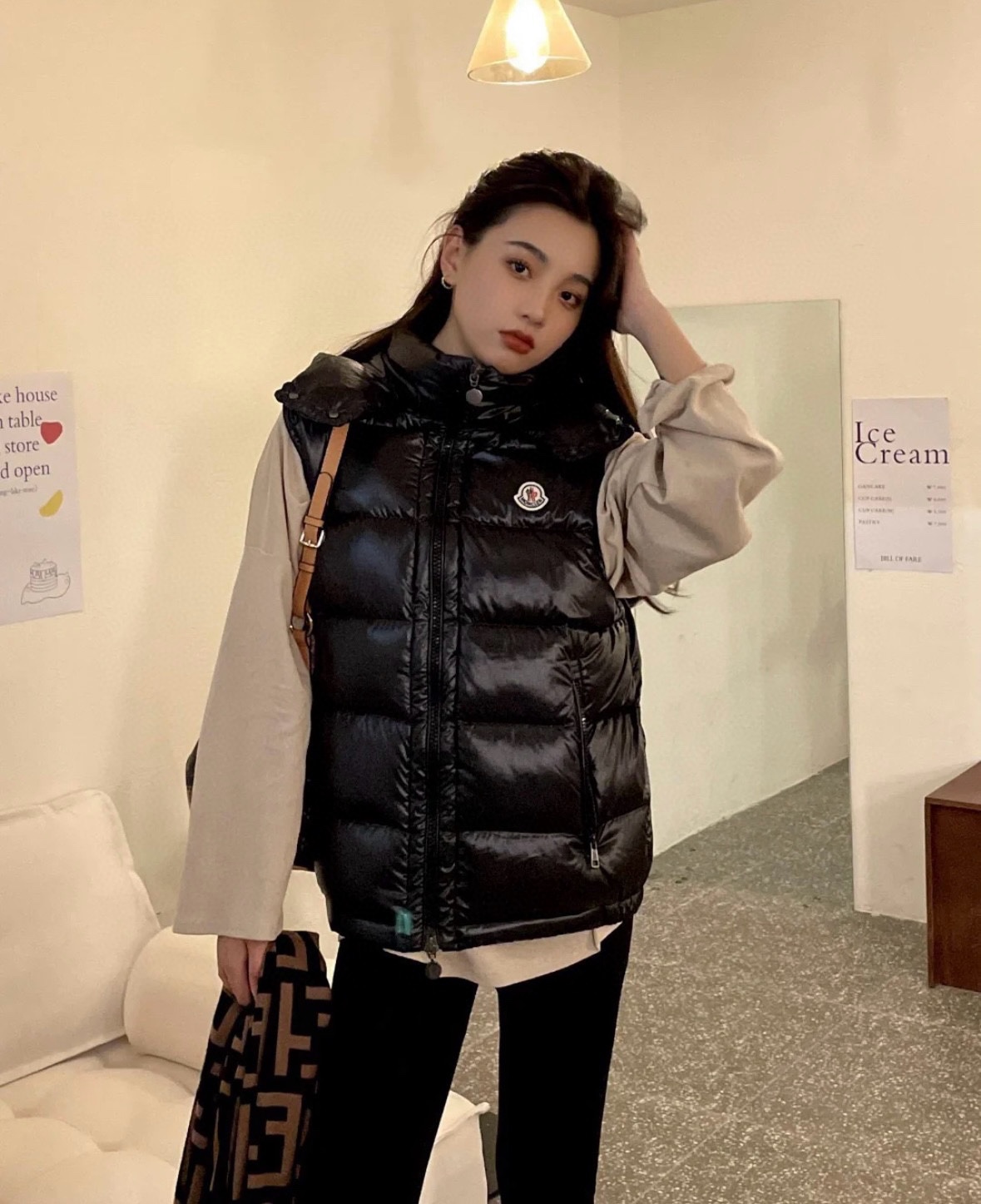 上身图】Moncler 经典漆面连帽羽绒马甲 9