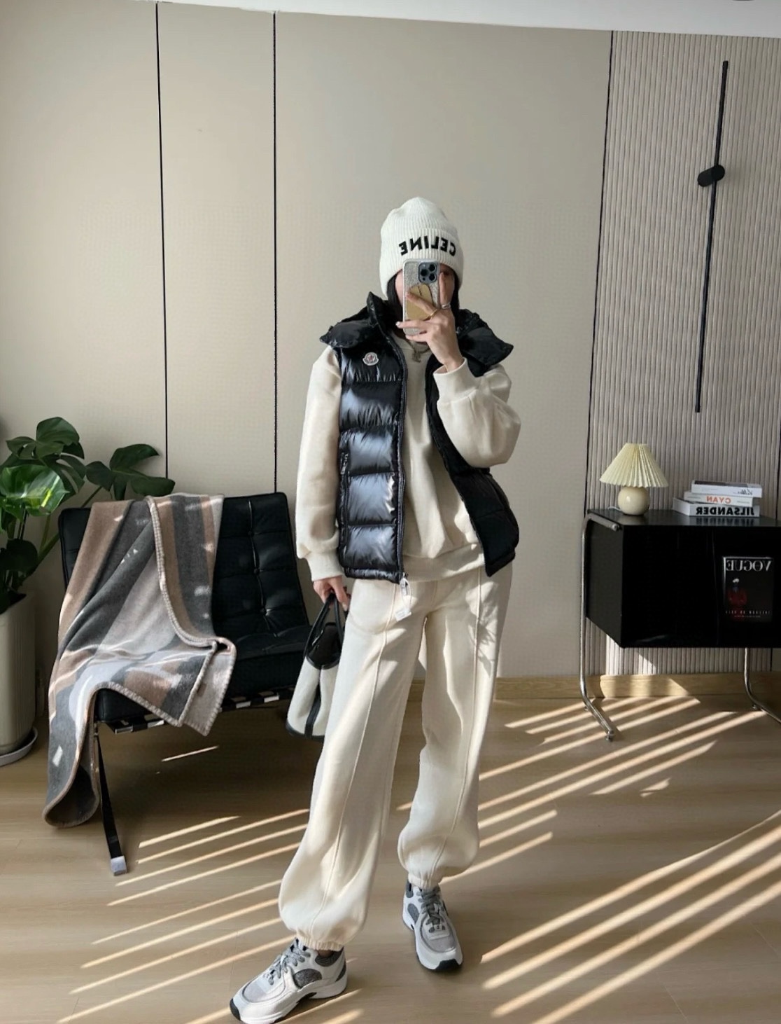 上身图】Moncler 经典漆面连帽羽绒马甲 7