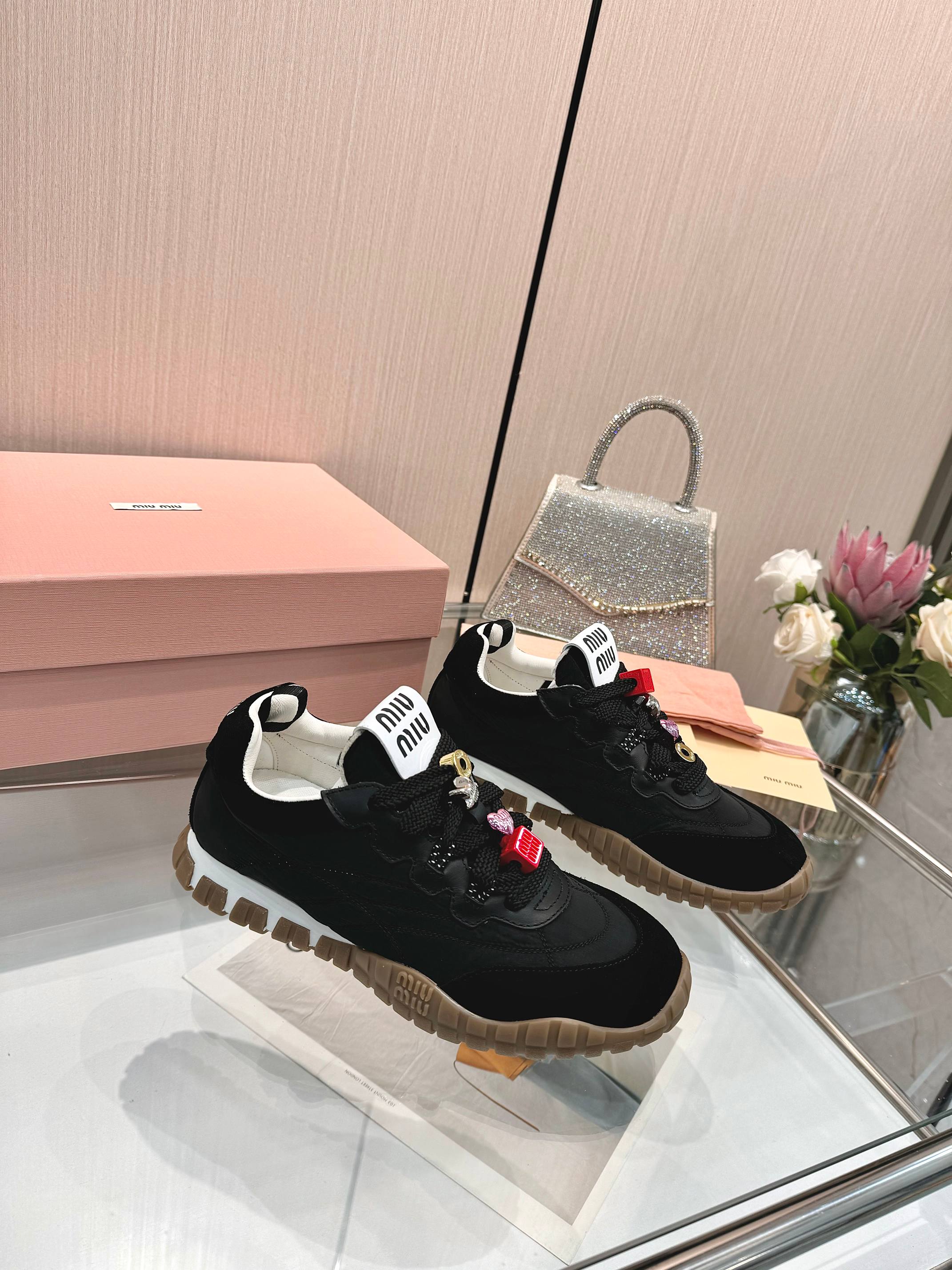 NO:237720,Miu Miu's new spring and summer style, biscuit shoes, Forrest Gump shoes, casual sneakers, miumiu's latest hit, avant-garde and bold design, the Miu Miu style is integrated into the simple lines of this thick-soled canvas sneaker, and the chic logo is decorated on the tongue and back of the shoe, embellished with retro design, adding iconic elements!  Thick sole design defines avant-garde modern style. Original custom fabric/beef velvet. Original imported soft lamb wool. Original open mold TPU sole. Sole thickness is about 4.5cm. Size35-40 (40 customization without return and exchange) (button 20) later. Men's style, casual shoes/sports shoes, miumiu, sneakers19860909缪缪春夏新款 饼干鞋 阿甘鞋休闲运动鞋 miumiu最新爆款 前卫大胆的设计,Miu Miu风格融于此款厚底帆布运动鞋的简约线条, 别致徽标饰于鞋舌与背面,点缀复古设计,平添标志性元素！厚底设计定义前卫的现代风格 面料原版定制布料/牛反绒 内里原版进口柔软羊羔毛 鞋底原版开模TPU大底 底厚约4.5cm Size35-40（40定制不退换）（扣子20） 后期出男款,休闲鞋/运动鞋,miumiu,sneakers,Women's Shoes