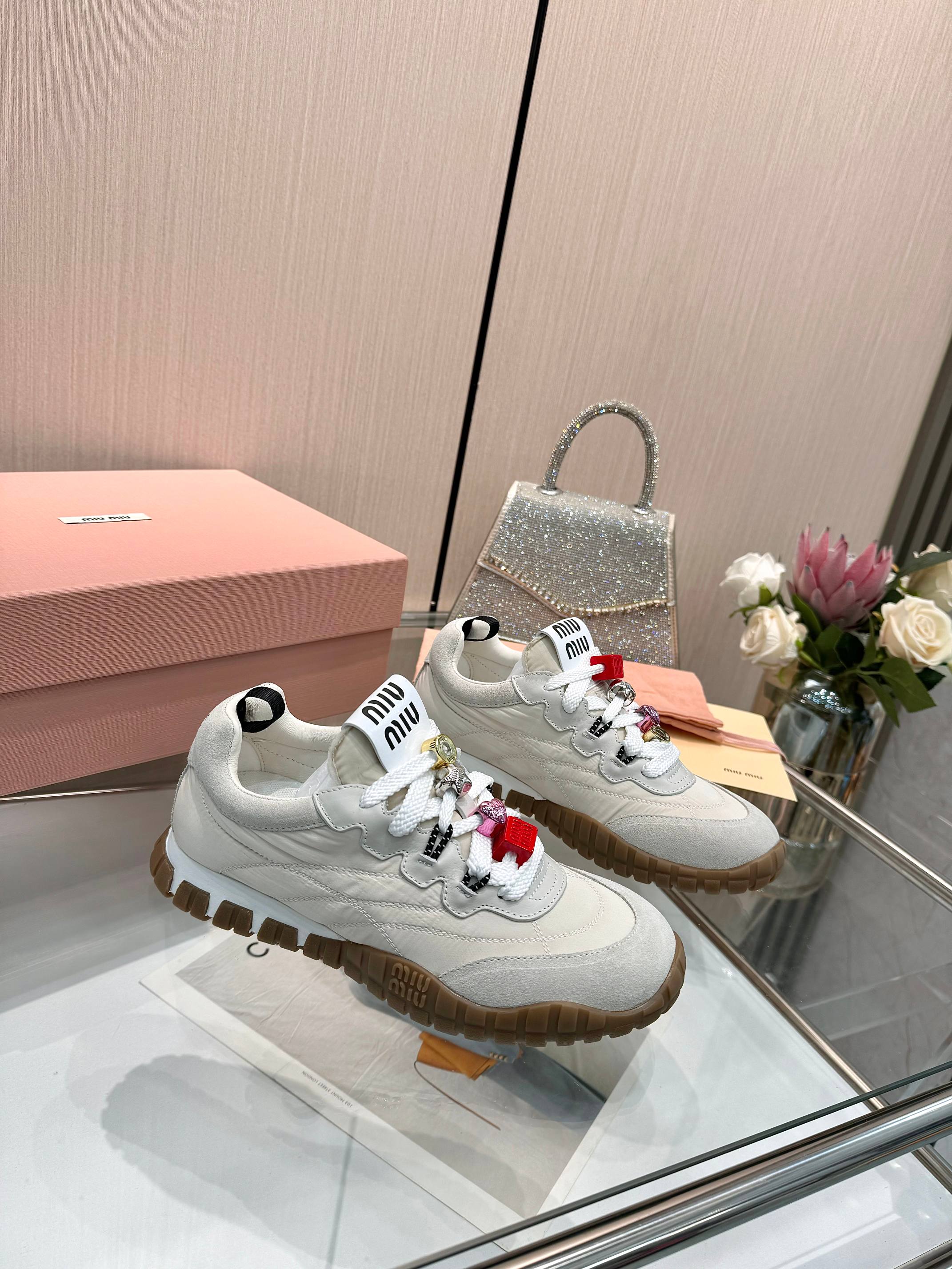 NO:237697,Miu Miu's new spring and summer style, biscuit shoes, Forrest Gump shoes, casual sneakers, miumiu's latest hit, avant-garde and bold design, the Miu Miu style is integrated into the simple lines of this thick-soled canvas sneaker, and the chic logo is decorated on the tongue and back of the shoe, embellished with retro design, adding iconic elements!  Thick sole design defines avant-garde modern style. Original custom fabric/beef velvet. Original imported soft lamb wool. Original open mold and anti-slip TPU sole. The bottom thickness is about 4.5cm. Size35-40 (40 customization and no return) (button 20) later. Men's style, casual shoes/sports shoes, miumiu, sneakers19860909缪缪春夏新款 饼干鞋 阿甘鞋休闲运动鞋 miumiu最新爆款 前卫大胆的设计,Miu Miu风格融于此款厚底帆布运动鞋的简约线条, 别致徽标饰于鞋舌与背面,点缀复古设计,平添标志性元素！厚底设计定义前卫的现代风格 面料原版定制布料/牛反绒 内里原版进口柔软羊羔毛 鞋底原版开模防滑TPU大底 底厚约4.5cm Size35-40（40定制不退换）（扣子20） 后期出男款,休闲鞋/运动鞋,miumiu,sneakers,Women's Shoes