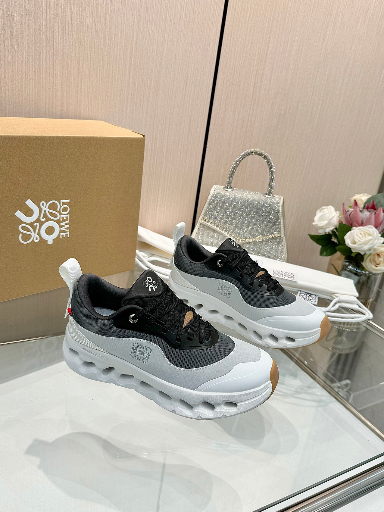 NO:351410,Real price is newly opened!  On X loewe's new six-color limited edition update!  The 2025 Anpa Loyiwei joint series has been launched!  cioudtilt2.0 running shoes couples Loewe xon Ann Pao new collaboration series Fashion, the brand and Swiss high-performance sports brand On jointly created this series of works are designed for urban and outdoor life, fully demonstrating the technological quality that contains sustainable concepts. Made of recycled polyester fiber and mesh cloth, it uses exclusive soles, and the shoe side is printed with loewe Loewe classic logo, decorated with full coverage of seam details. This cooperation combines On Ann Pao professional technology and loewe Loewe's exquisite craftsmanship, and is used in the production and design, specially for urban life and outdoor sports. White is the main color, military green orange white blue black and gray color matching, which is also a great pleasure. Size 36-41 (customized for women 41) Male 39-45 (customized for men 38.45),,loewe,loewe,loewe19860909实价全新开启！On X loewe全新六色限量更新！ 2025昂跑罗意威联名系列全新启幕！ cioudtilt2.0跑鞋情侣款 罗意威 xon 昂跑全新合作系列 时尚,品牌与瑞士高性能运动品牌on携手打造的此系列作品专为城市与户外生活而设,充分彰显蕴含可持续理念的科技品质.由再生聚酯纤维和网眼布制成,采用独家鞋底,鞋侧印有loewe罗意威经典logo,饰有全覆盖贴缝细节.此次合作,将on昂跑专业技术和loewe罗意威的精湛工艺结合,运用在的制作和设计中,专为城市生活和户外运动打造. 白色为主色调,军绿 橘色 白色 蓝色 黑灰配色这也太太心动 码数女36-41（女41定做）  男39-45（男38.45定做）,,loewe,loewe,Men's shoes