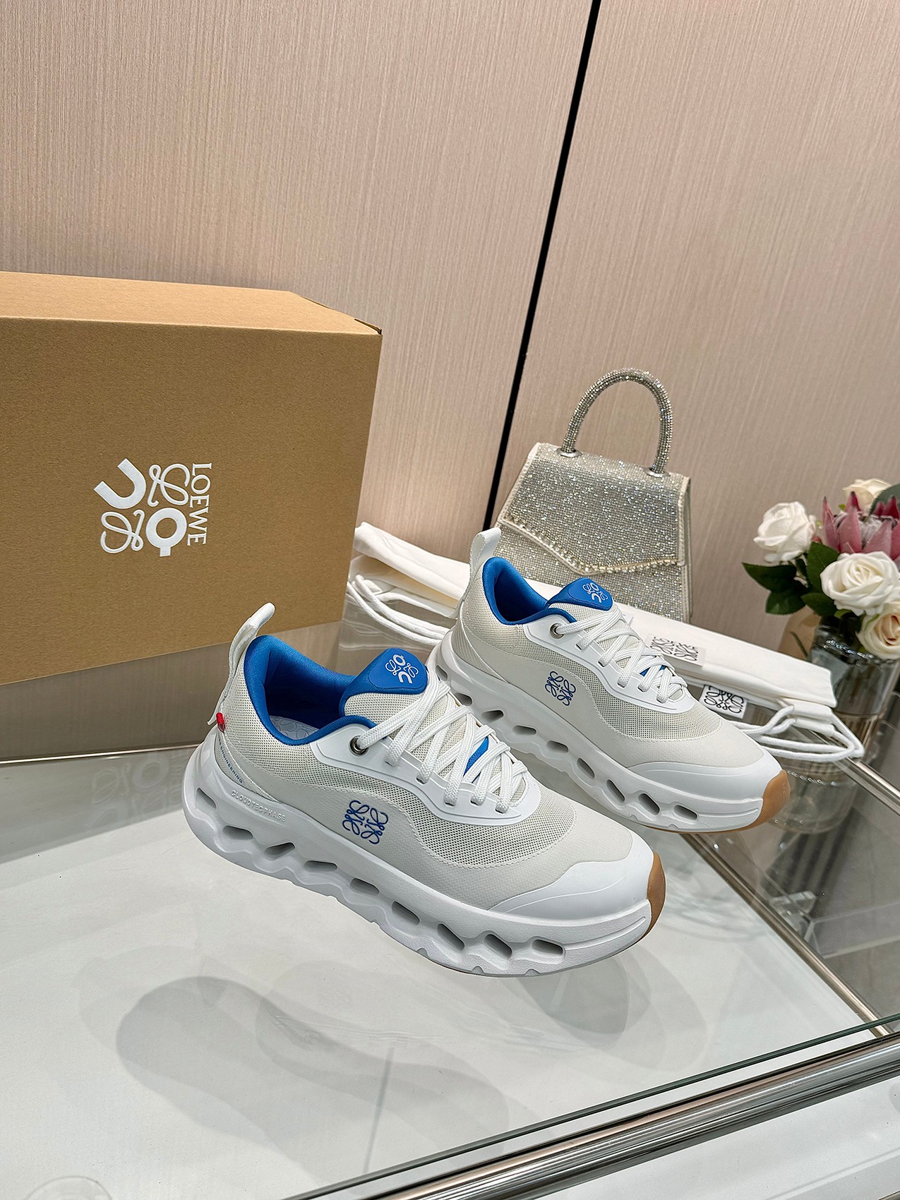 NO:351387,Real-price q is newly opened!  On X loewe's new six-color limited edition update!  The 2025 Anpa Loyiwei joint series has been launched!  cioudtilt2.0 running shoes couples Loewe xon Ann Pao new collaboration series Fashion, the brand and Swiss high-performance sports brand On jointly created this series of works are designed for urban and outdoor life, fully demonstrating the technological quality that contains sustainable concepts. Made of recycled polyester fiber and mesh cloth, it uses exclusive soles, and the shoe side is printed with loewe Loewe classic logo, decorated with full coverage of seam details. This cooperation combines On Ann Pao professional technology and loewe Loewe's exquisite craftsmanship, and is used in the production and design, specially for urban life and outdoor sports. White is the main color, military green orange white blue black and gray color matching, which is also a great pleasure. Size 36-41 (customized for women 41) Male 39-45 (customized for men 38.45),,loewe,loewe,loewe19860909实价q全新开启！On X loewe全新六色限量更新！ 2025昂跑罗意威联名系列全新启幕！ cioudtilt2.0跑鞋情侣款 罗意威 xon 昂跑全新合作系列 时尚,品牌与瑞士高性能运动品牌on携手打造的此系列作品专为城市与户外生活而设,充分彰显蕴含可持续理念的科技品质.由再生聚酯纤维和网眼布制成,采用独家鞋底,鞋侧印有loewe罗意威经典logo,饰有全覆盖贴缝细节.此次合作,将on昂跑专业技术和loewe罗意威的精湛工艺结合,运用在的制作和设计中,专为城市生活和户外运动打造. 白色为主色调,军绿 橘色 白色 蓝色 黑灰配色这也太太心动 码数女36-41（女41定做）  男39-45（男38.45定做）,,loewe,loewe,Men's shoes