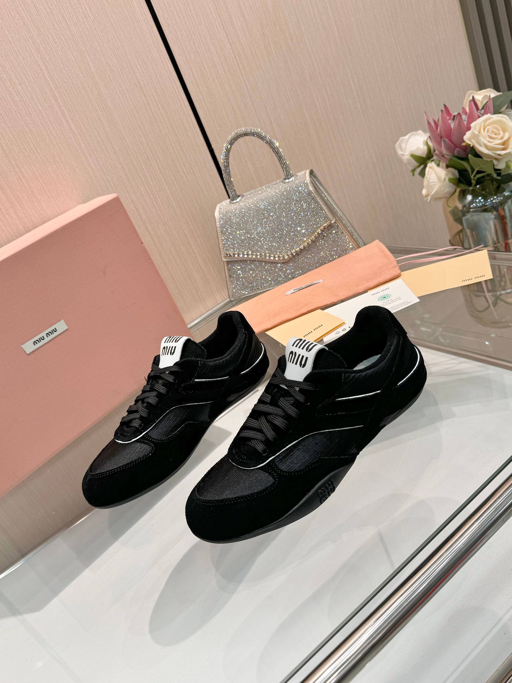 NO:284731,[MIUMIU] First release women's model.Size women's 35-40 Miao Miao MIUMIU 2025vs spring and summer new casual shoes series... The counter focuses on the latest styles, and the newest casual shoes are available in the newest. Purchase level!  Full of high-end feeling!  A popular model from domestic and foreign bloggers, retro and fashionable, beautiful!  The official website is the main model of the new casual shoes. The simple grating design, the recognizable tongue, and the foot is super sunny and youthful! The girlish taste is so girlish that it can make the casual shoes so sweet. Only M can do it. The aura of the foot is so good, and the long skirt, shorts, and casual series can all be worn in a unique style. The age-reducing effect is very obvious. The noble temperament is versatile and fresh summer colors... 1 Customized fabric original snake pattern leather breathable net 2 Customized inner original sheepskin breathable net 3 Large sole original mold-opening anti-slip molding bottom 4 Packaging original full set of packaging 5 sizes 35-40,,miumiu, skirts, shorts, sheepskin19860909【MIUMIU】 先出女款.Size女35-40 缪缪MIUMIU 2025vs春夏新款休闲鞋系列……  专柜主打最新款 休闲鞋硬货上新  代购级别！高级感十足！国内外博主刷爆的一款,复古又时髦上脚美炸了！官网主推款★ 新款休闲鞋简约的格板设计,极具辨识度的鞋舌,上脚超级阳光青春! 少女味一足,能把休闲鞋打造的如此甜美,只有M才能做到了,上脚气场一足,随意搭配,长裙,短裙,短裤,休闲系列都能穿出与众不同的风格,减龄效果非常明显,高贵气质百搭型,清新的夏季色彩……  1面料定制原版蛇纹皮透气网 2内里定制原版羊皮透气网 3大底原版开模防滑成型底 4包装原版全套包装 5码数35-40,,miumiu,skirts,shorts,sheepskin,Men's shoes