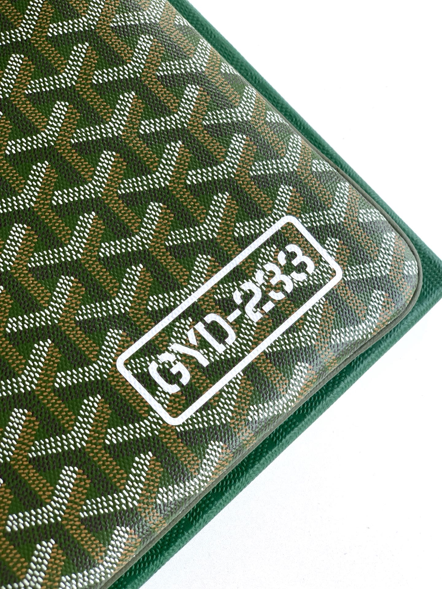 这款2025年的限量版中,SENAT MM 手拿包采用了独家卡其绿 GOYARDINE 帆布 5