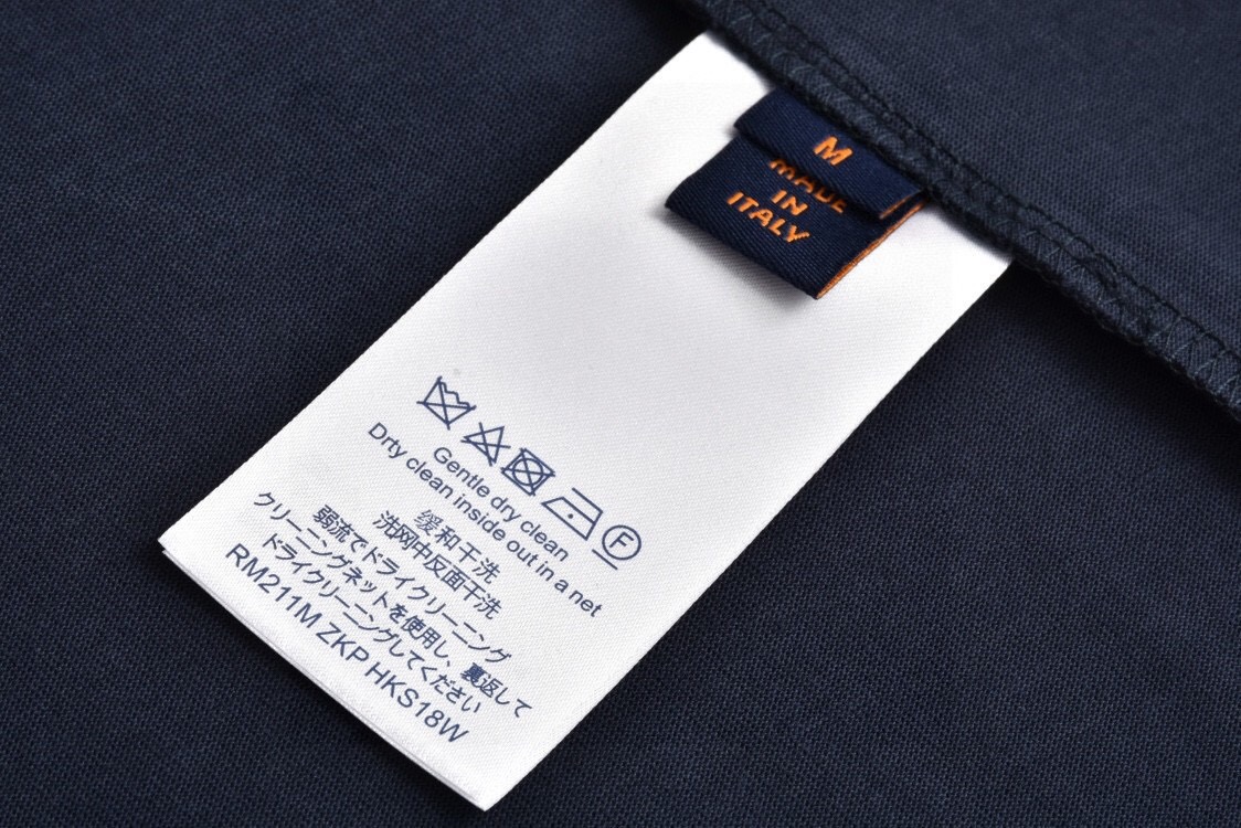P70

Louis vuitton/路易威登
标识字母印花百搭潮流短袖T恤男女同款
吊牌 领标 水洗唛 三标齐全
定织定染280克精梳棉面料
尺码：S-XXL
颜色：黑色，白色，藏青色