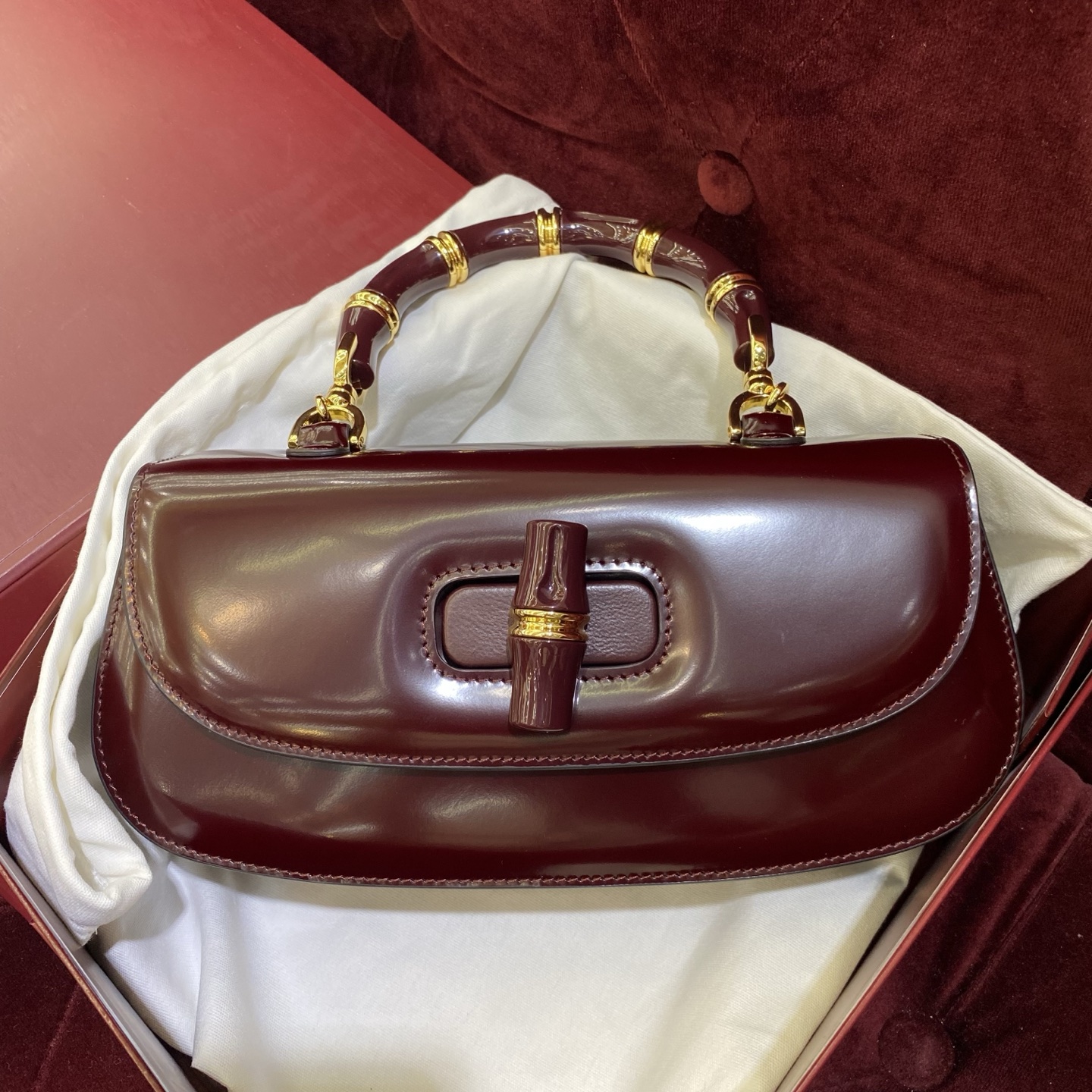 Élégant sac à main en cuir Gucci Bamboo avec détails en laiton doré