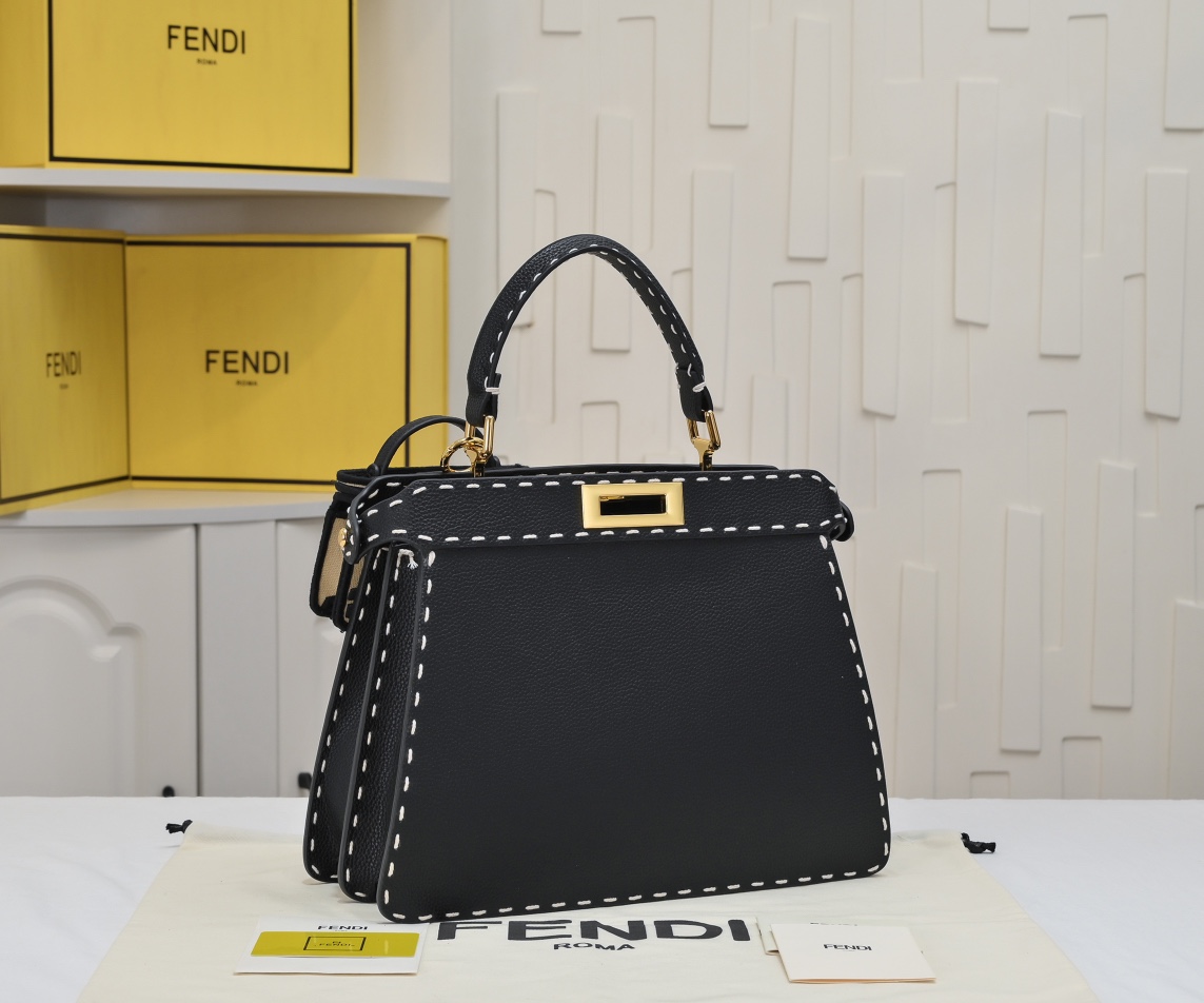 （型号3310）—————NEW———
Fendi标志性Peekaboo ISeeU中号手袋，全粒面皮革