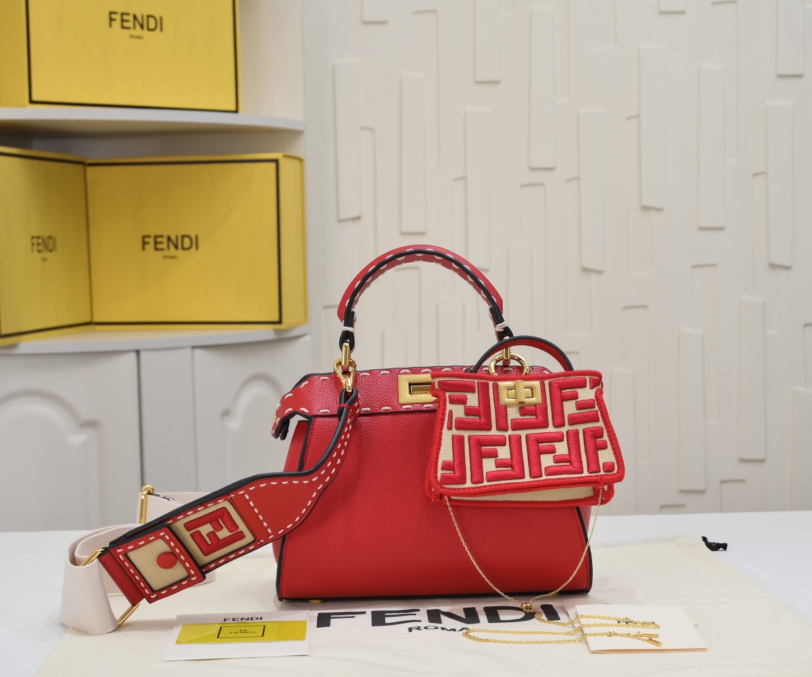 （型号3309）—————NEW———
Fendi标志性Peekaboo ISeeU中号手袋，全粒面皮革