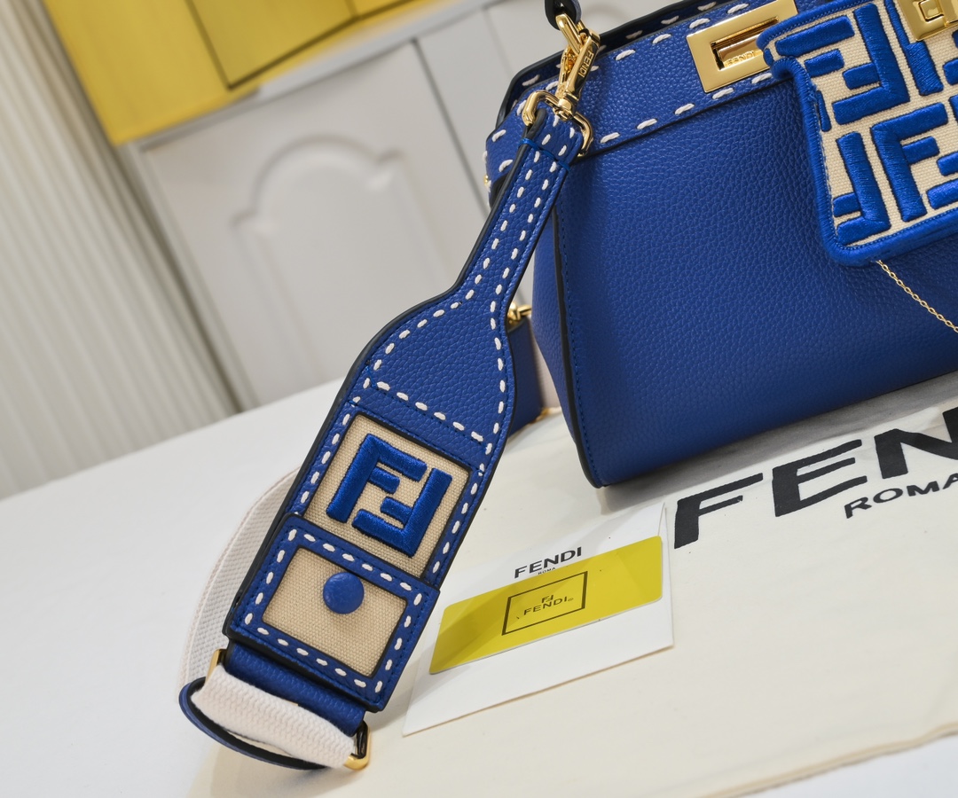 （型号3309）—————NEW———
Fendi标志性Peekaboo ISeeU中号手袋，全粒面皮革