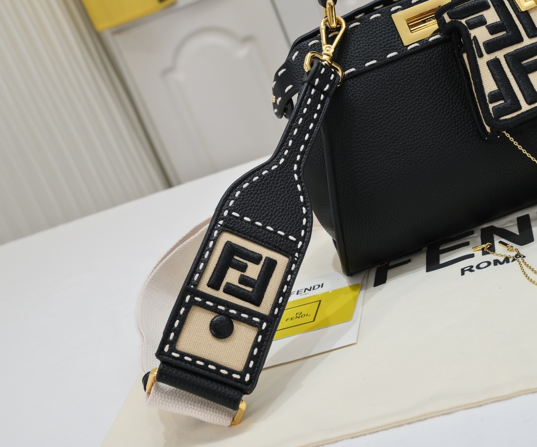 （型号3309）—————NEW———
Fendi标志性Peekaboo ISeeU中号手袋，全粒面皮革