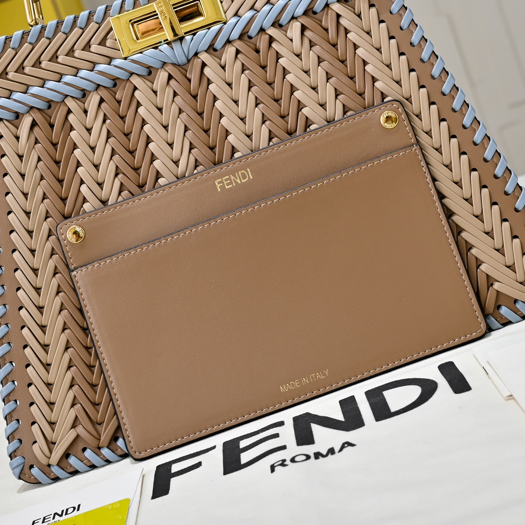 型号33200上新啦💗新款出货 ，现货首发Iconic Peekaboo ISeeU大号手袋，手工皮编织