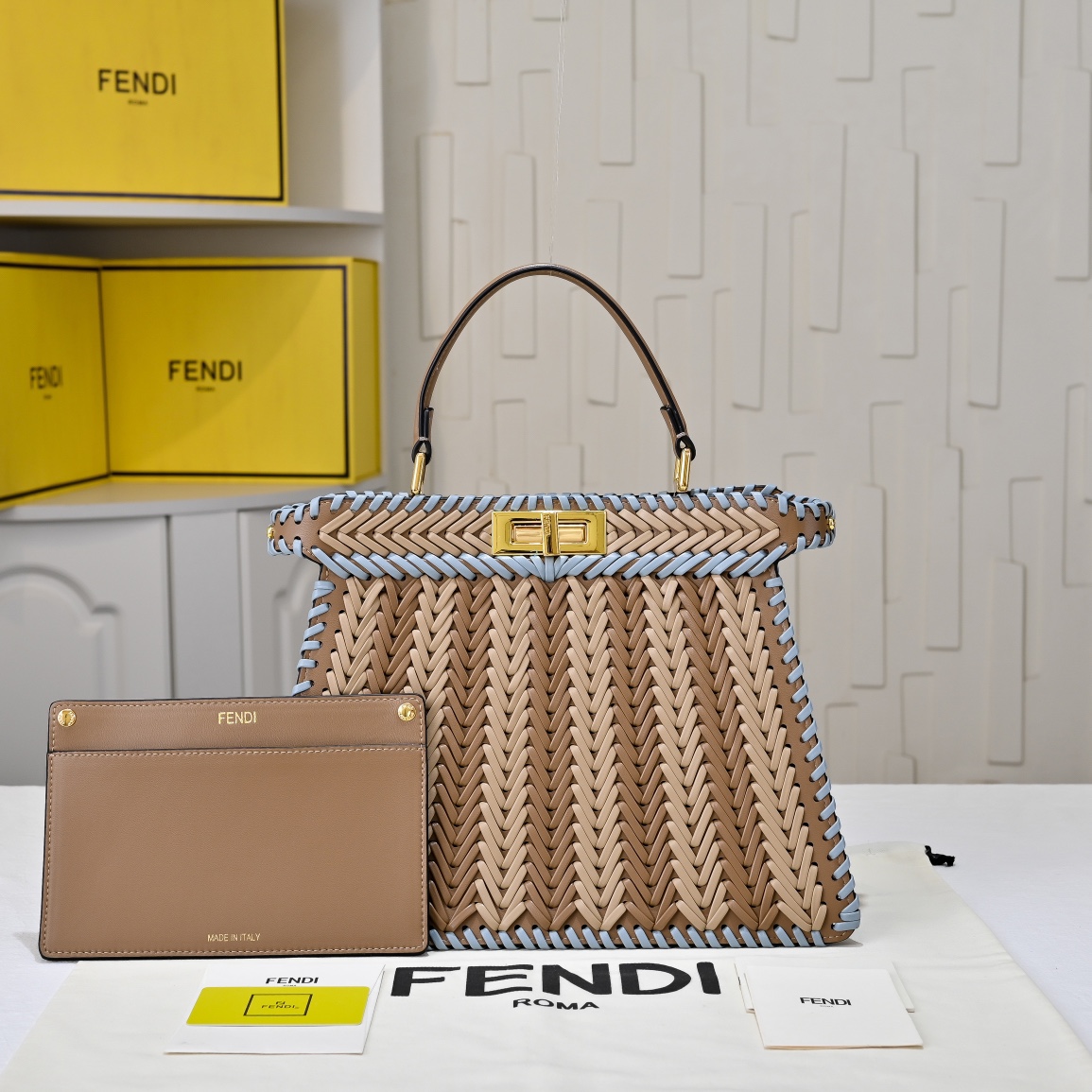 型号33200上新啦💗新款出货 ，现货首发Iconic Peekaboo ISeeU大号手袋，手工皮编织