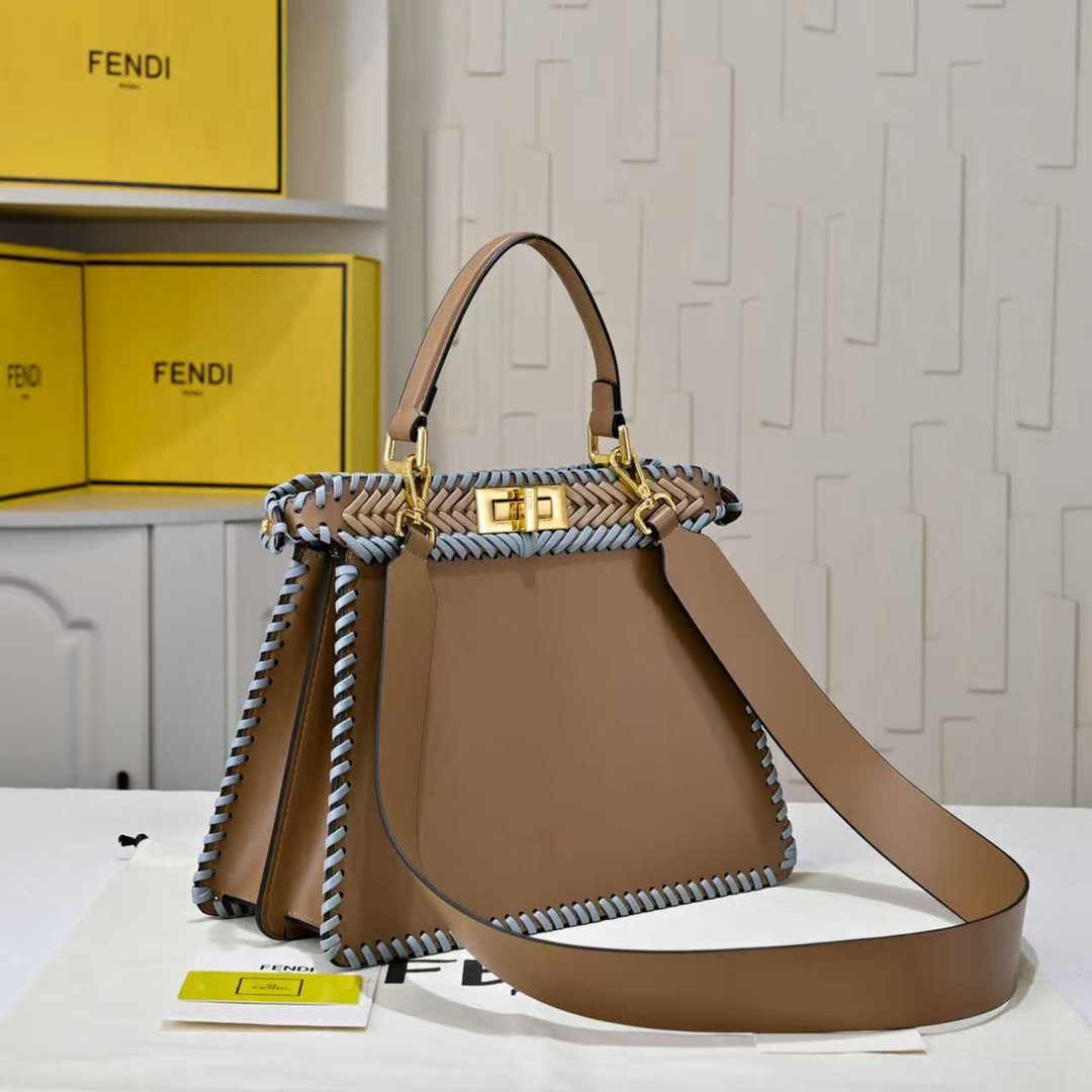 型号33200上新啦💗新款出货 ，现货首发Iconic Peekaboo ISeeU大号手袋，手工皮编织