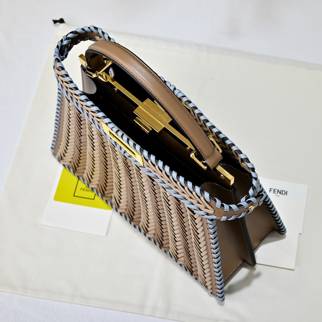 型号33200上新啦💗新款出货 ，现货首发Iconic Peekaboo ISeeU大号手袋，手工皮编织
