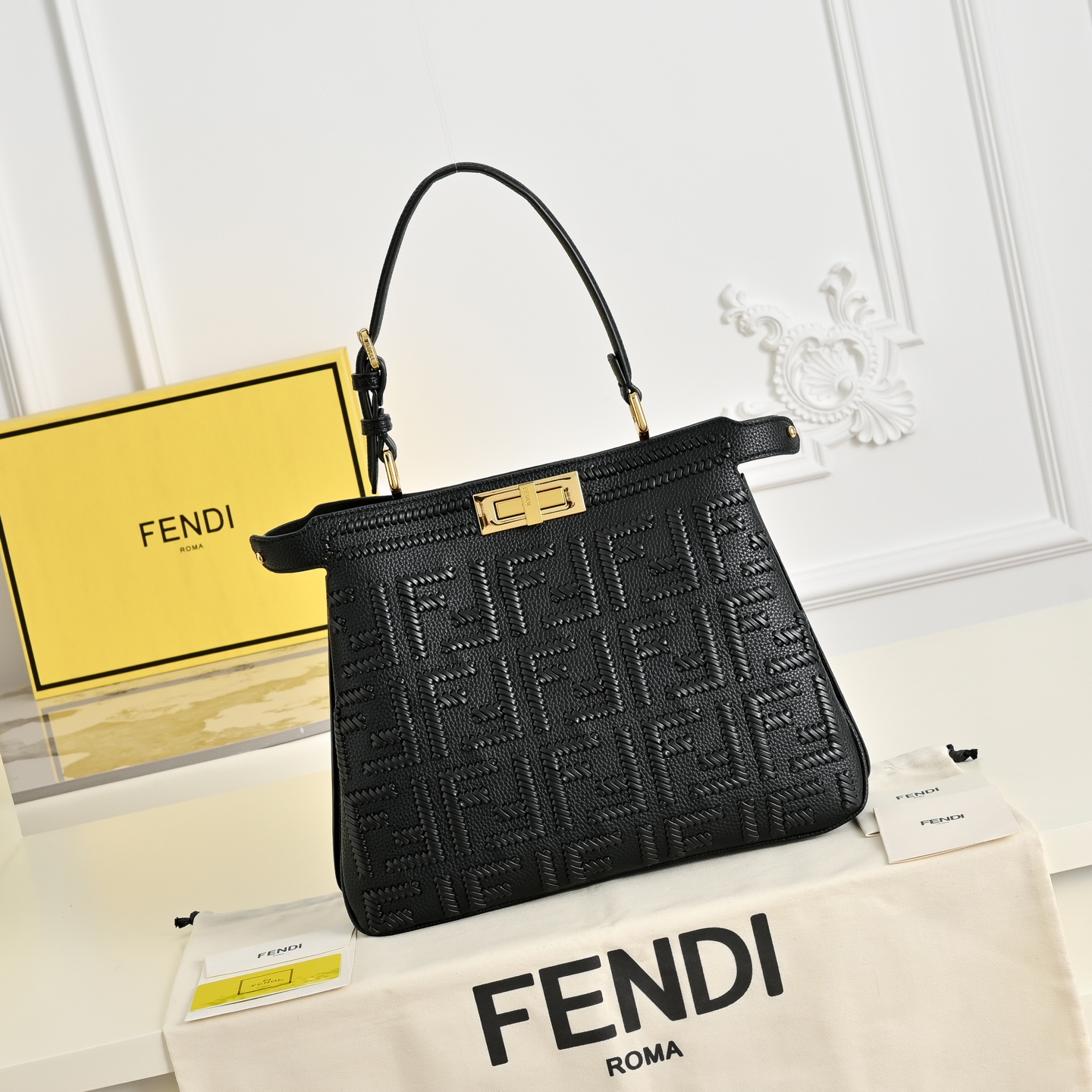 （加链加140元 ）型号，FENDI🆕新款，标志性中号Peekaboo Soft手袋，浓缩了FENDI的