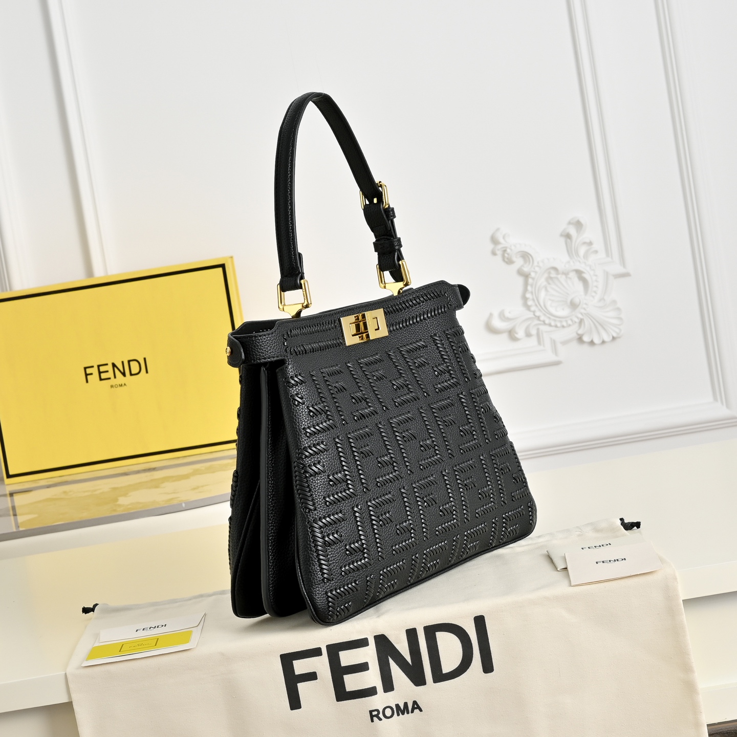 （加链加140元 ）型号，FENDI🆕新款，标志性中号Peekaboo Soft手袋，浓缩了FENDI的
