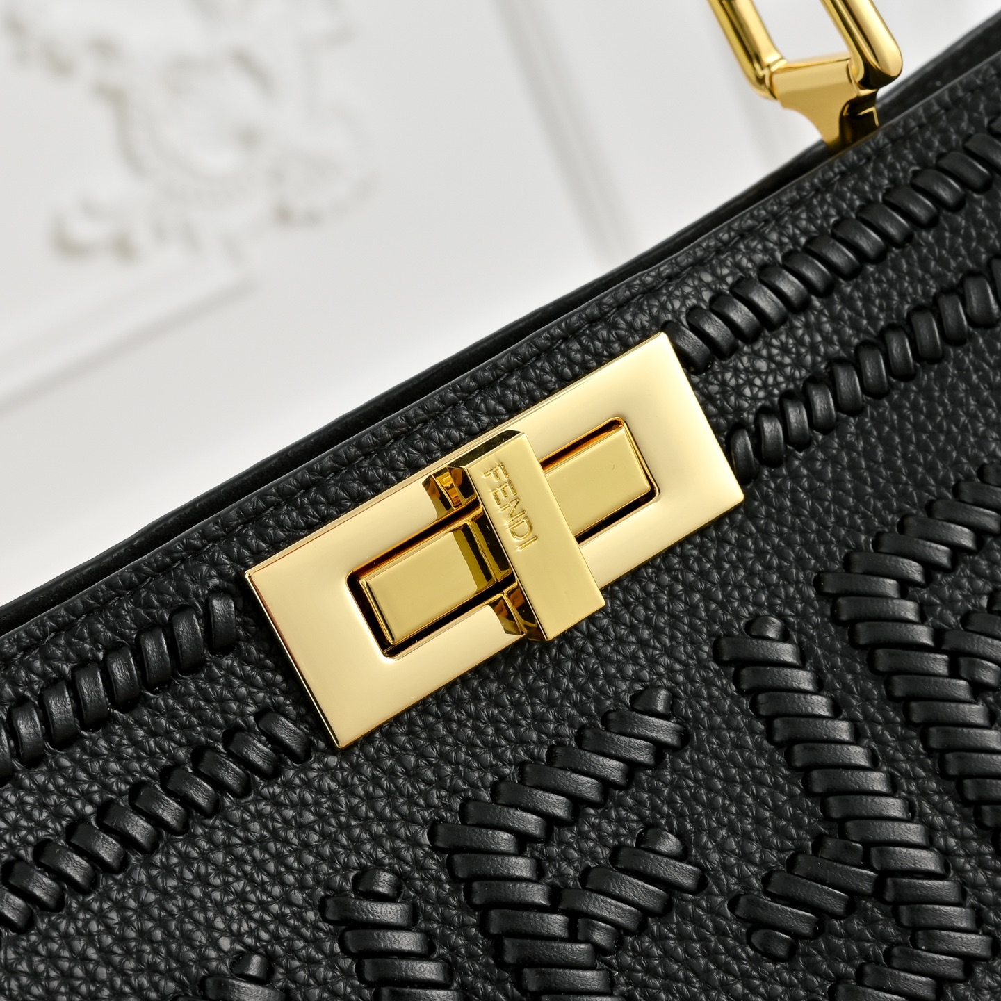 （加链加140元 ）型号，FENDI🆕新款，标志性中号Peekaboo Soft手袋，浓缩了FENDI的