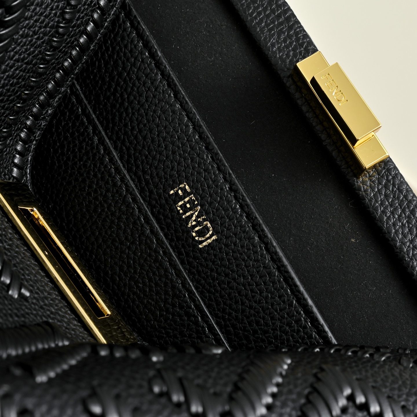 （加链加140元 ）型号，FENDI🆕新款，标志性中号Peekaboo Soft手袋，浓缩了FENDI的