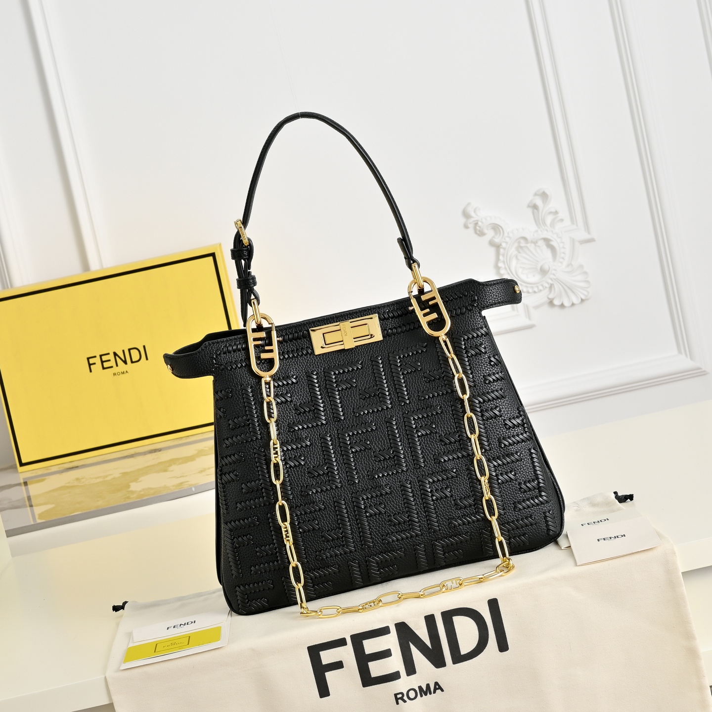（加链加140元 ）型号，FENDI🆕新款，标志性中号Peekaboo Soft手袋，浓缩了FENDI的