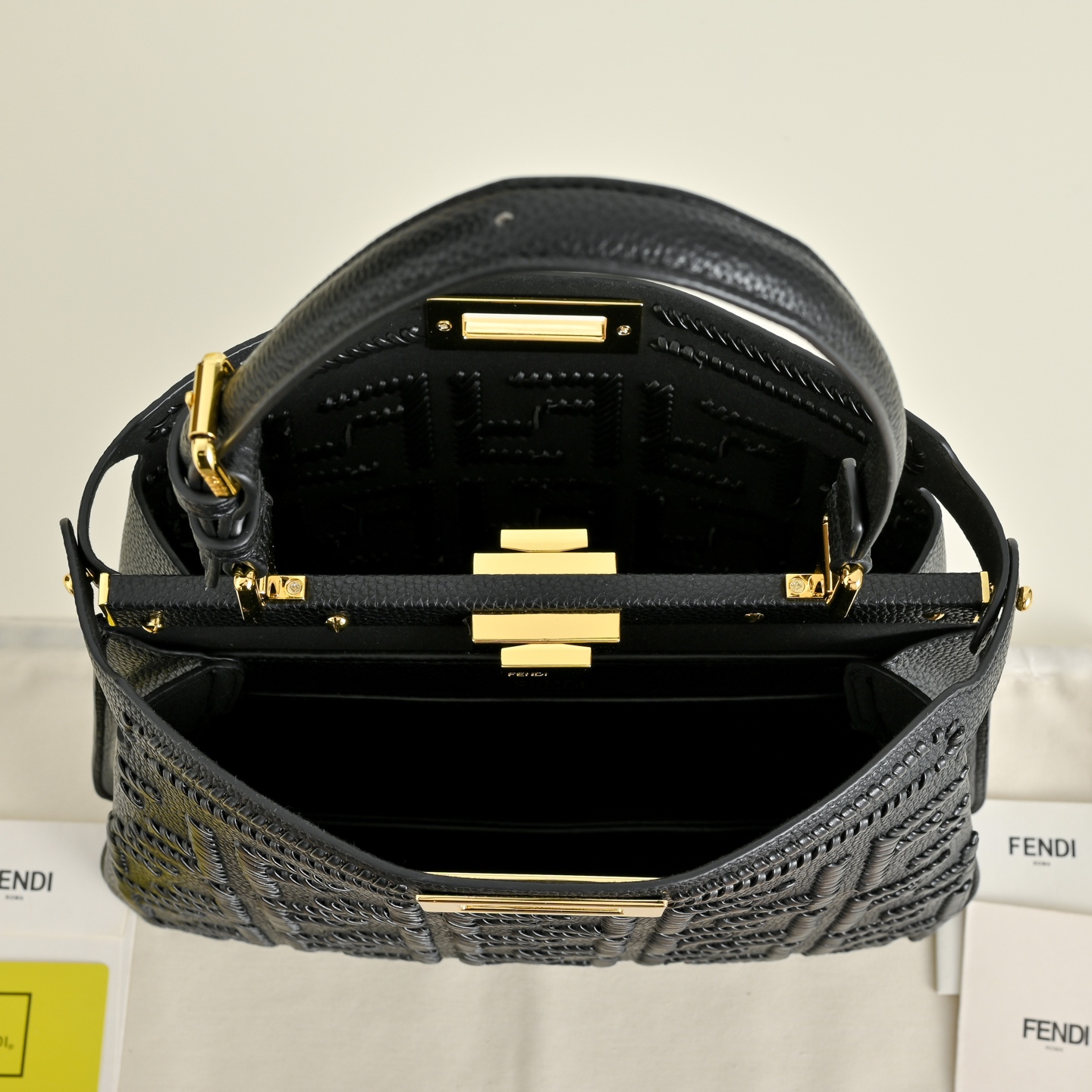 （加链加140元 ）型号，FENDI🆕新款，标志性中号Peekaboo Soft手袋，浓缩了FENDI的