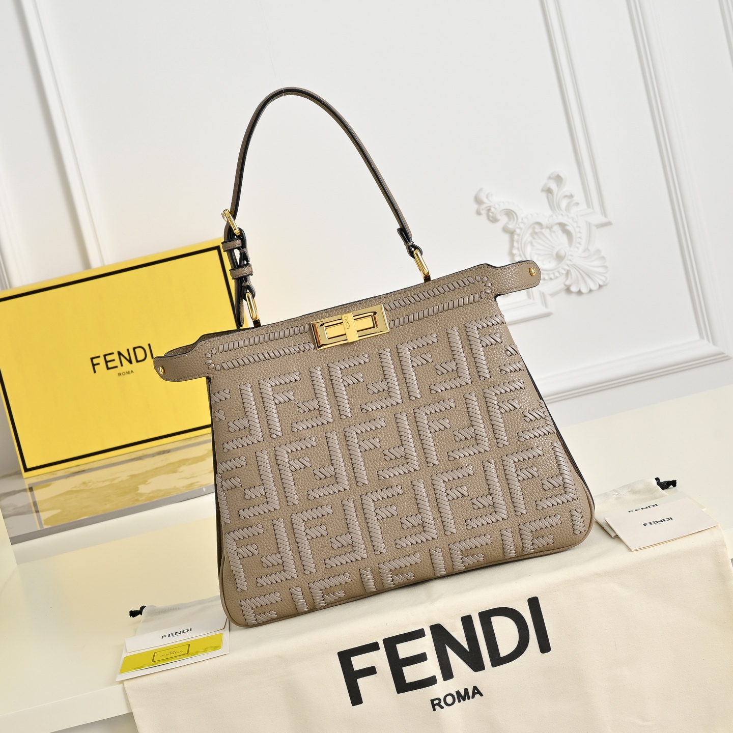 (加链加140元 )型号,FENDI🆕新款,标志性中号Peekaboo Soft手袋,浓缩了FENDI的 (加链加140元 )型号,FENDI🆕新款,标志性中号Peekaboo Soft手袋,浓缩了FENDI的