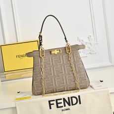 (加链加140元 )型号,FENDI🆕新款,标志性中号Peekaboo Soft手袋,浓缩了FENDI的 (加链加140元 )型号,FENDI🆕新款,标志性中号Peekaboo Soft手袋,浓缩了FENDI的