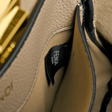 (加链加140元 )型号,FENDI🆕新款,标志性中号Peekaboo Soft手袋,浓缩了FENDI的 (加链加140元 )型号,FENDI🆕新款,标志性中号Peekaboo Soft手袋,浓缩了FENDI的