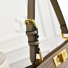(加链加140元 )型号,FENDI🆕新款,标志性中号Peekaboo Soft手袋,浓缩了FENDI的 (加链加140元 )型号,FENDI🆕新款,标志性中号Peekaboo Soft手袋,浓缩了FENDI的