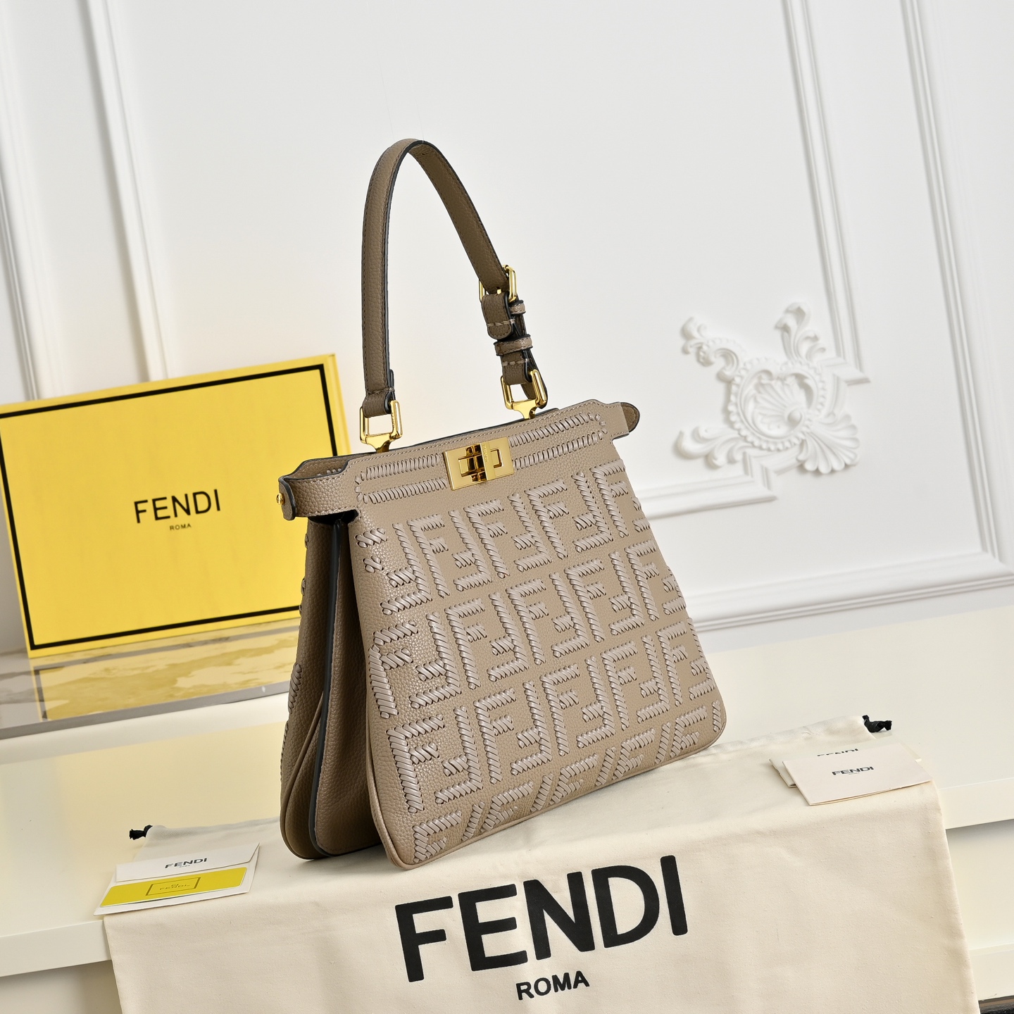 (加链加140元 )型号,FENDI🆕新款,标志性中号Peekaboo Soft手袋,浓缩了FENDI的 (加链加140元 )型号,FENDI🆕新款,标志性中号Peekaboo Soft手袋,浓缩了FENDI的