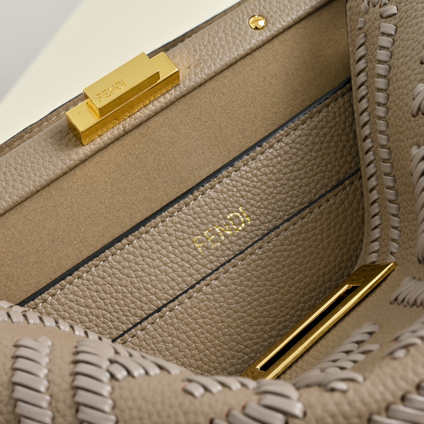 (加链加140元 )型号,FENDI🆕新款,标志性中号Peekaboo Soft手袋,浓缩了FENDI的 (加链加140元 )型号,FENDI🆕新款,标志性中号Peekaboo Soft手袋,浓缩了FENDI的