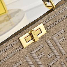(加链加140元 )型号,FENDI🆕新款,标志性中号Peekaboo Soft手袋,浓缩了FENDI的 (加链加140元 )型号,FENDI🆕新款,标志性中号Peekaboo Soft手袋,浓缩了FENDI的