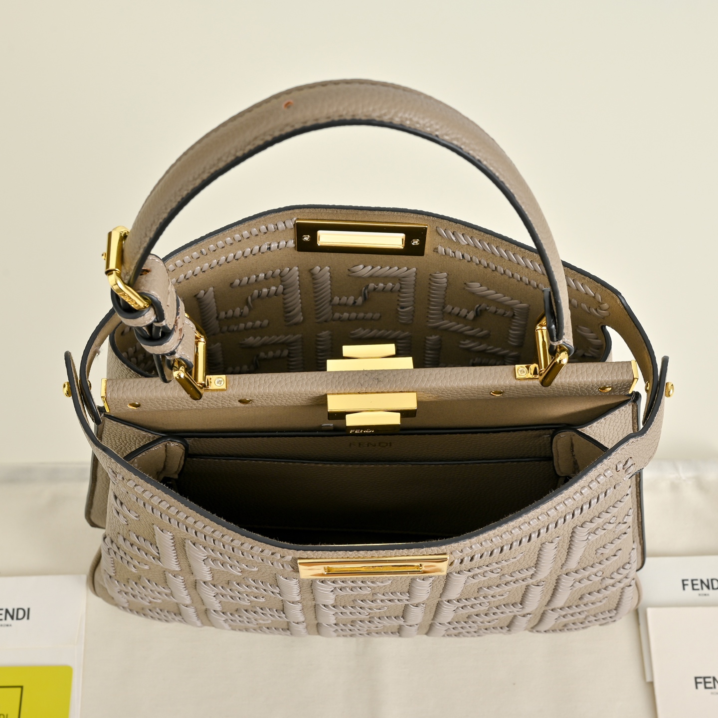 (加链加140元 )型号,FENDI🆕新款,标志性中号Peekaboo Soft手袋,浓缩了FENDI的 (加链加140元 )型号,FENDI🆕新款,标志性中号Peekaboo Soft手袋,浓缩了FENDI的