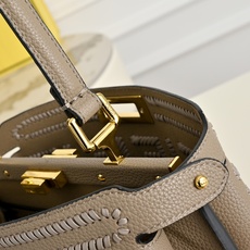(加链加140元 )型号,FENDI🆕新款,标志性中号Peekaboo Soft手袋,浓缩了FENDI的 (加链加140元 )型号,FENDI🆕新款,标志性中号Peekaboo Soft手袋,浓缩了FENDI的