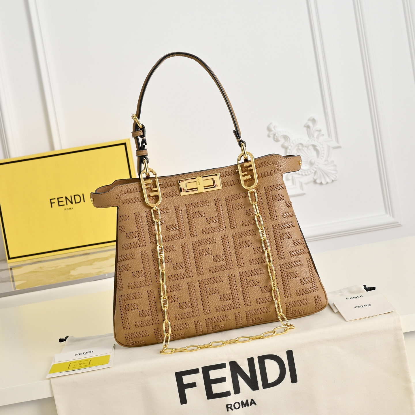 （加链加140元 ）型号，FENDI🆕新款，标志性中号Peekaboo Soft手袋，浓缩了FENDI的