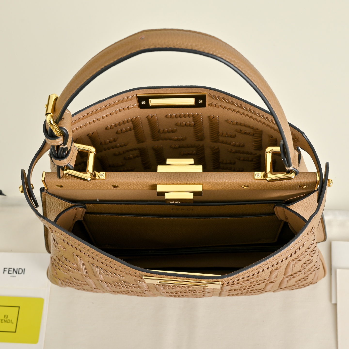 （加链加140元 ）型号，FENDI🆕新款，标志性中号Peekaboo Soft手袋，浓缩了FENDI的