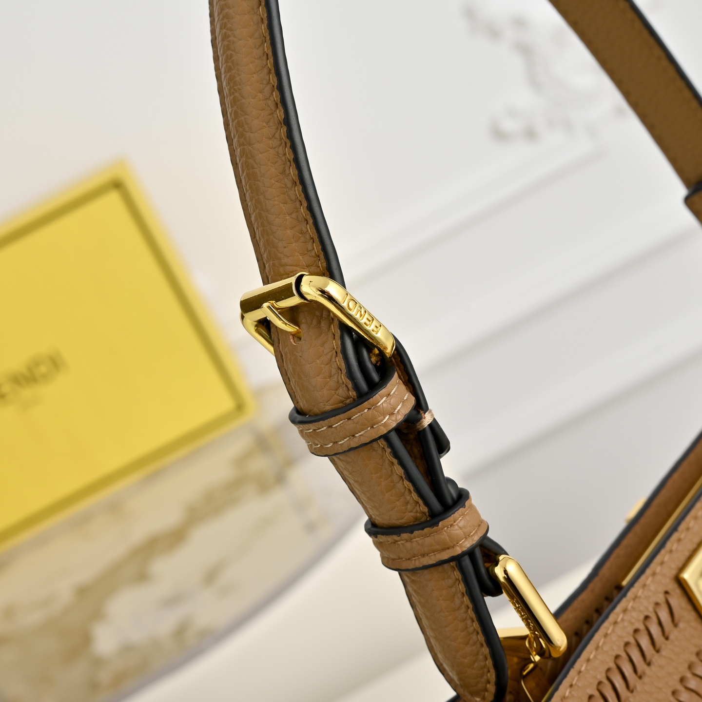 （加链加140元 ）型号，FENDI🆕新款，标志性中号Peekaboo Soft手袋，浓缩了FENDI的