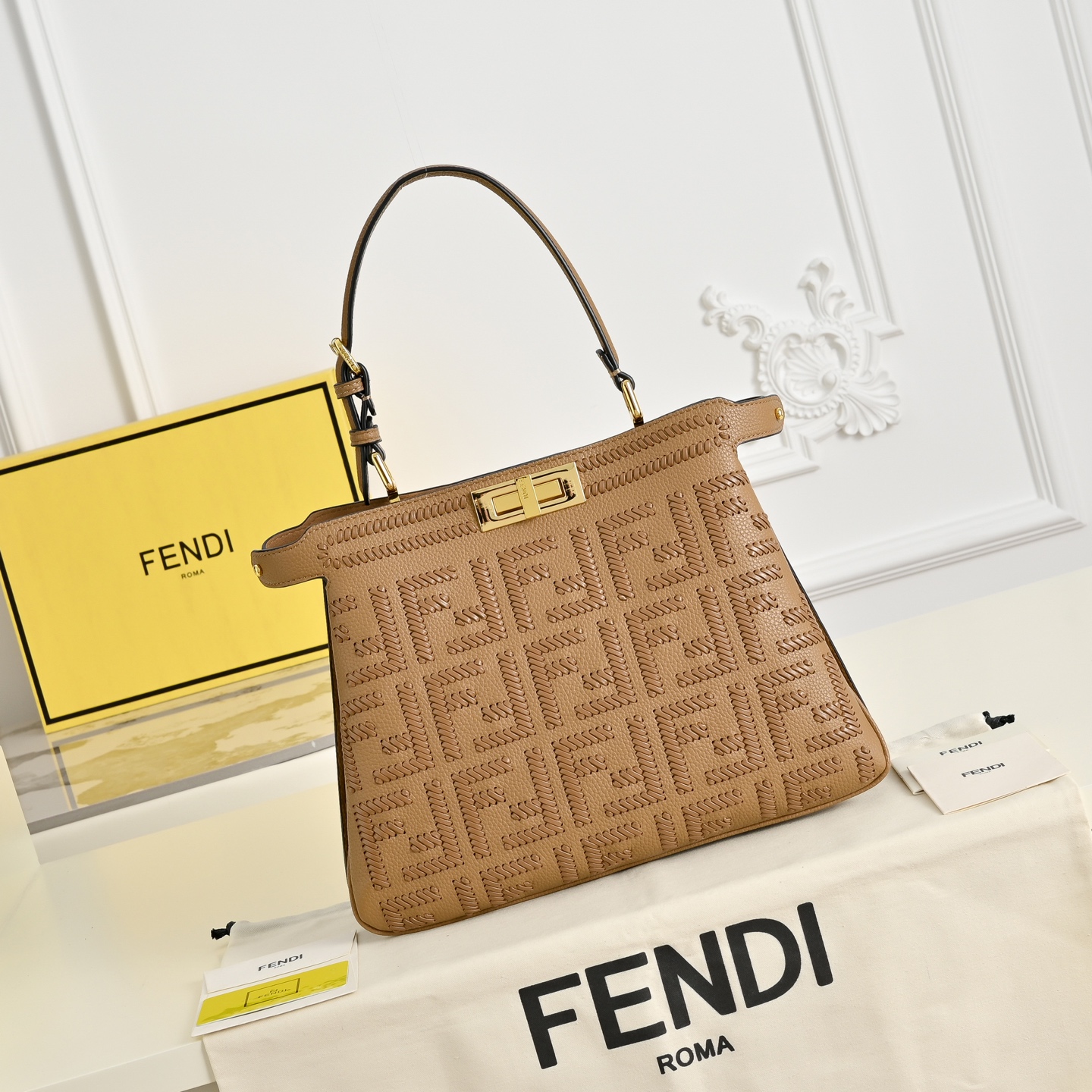（加链加140元 ）型号，FENDI🆕新款，标志性中号Peekaboo Soft手袋，浓缩了FENDI的