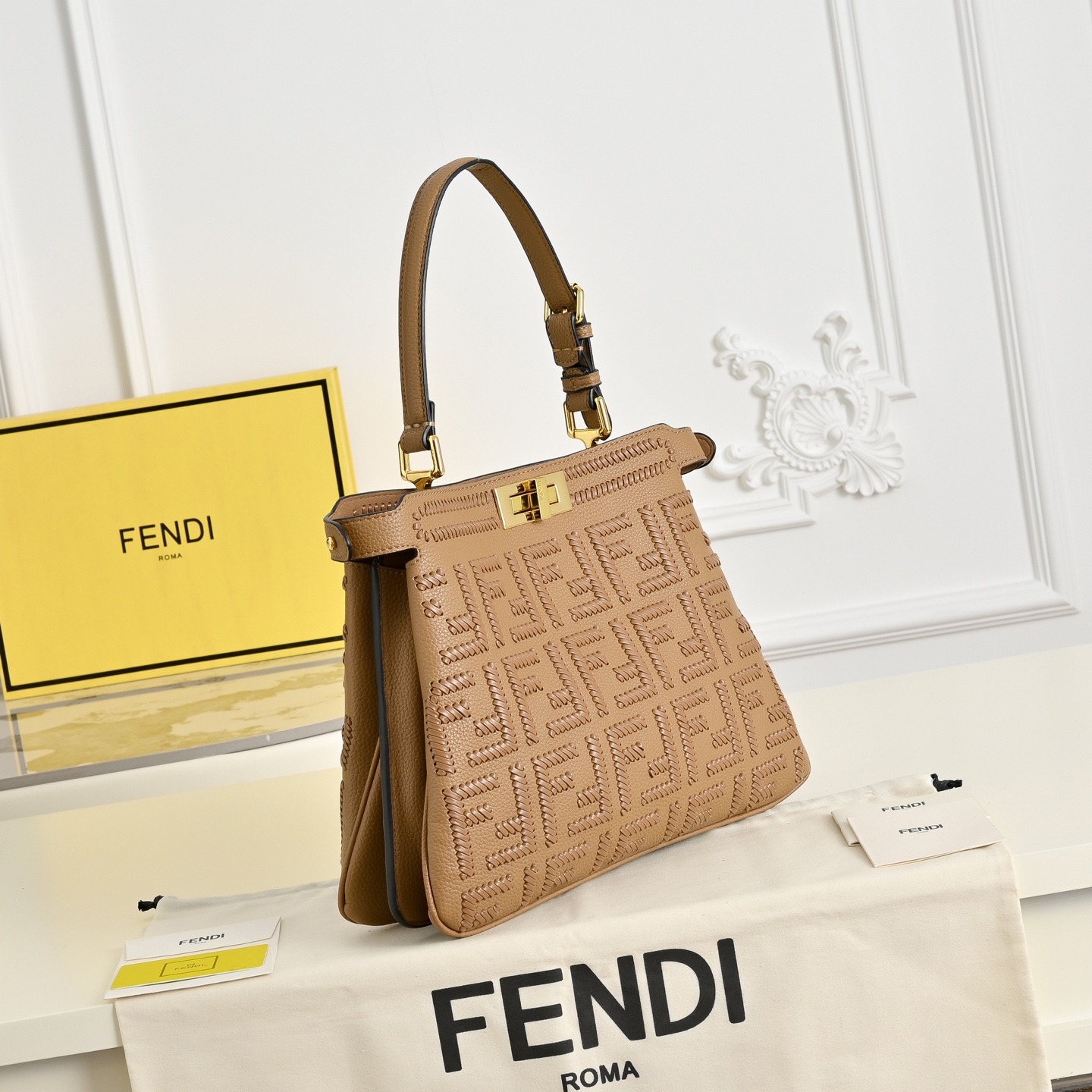 （加链加140元 ）型号，FENDI🆕新款，标志性中号Peekaboo Soft手袋，浓缩了FENDI的