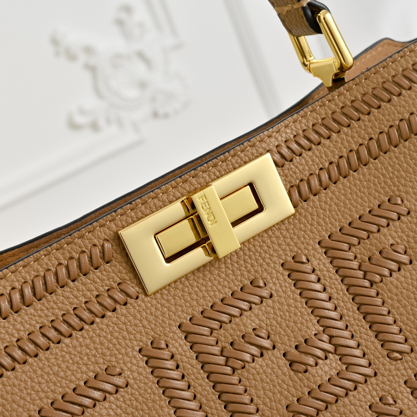 （加链加140元 ）型号，FENDI🆕新款，标志性中号Peekaboo Soft手袋，浓缩了FENDI的
