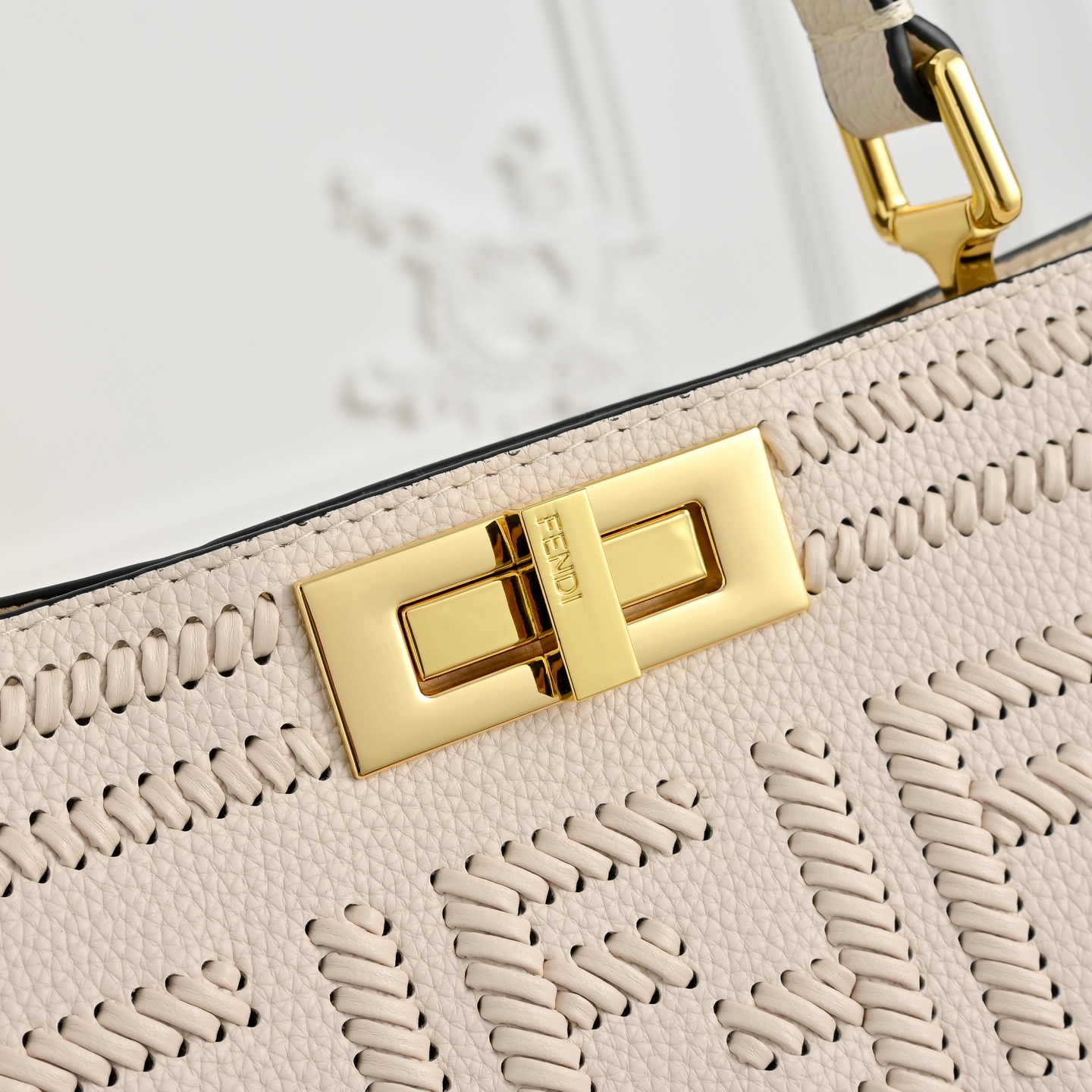 （加链加140元 ）型号3336，FENDI🆕新款，标志性中号Peekaboo Soft手袋，浓缩了FE