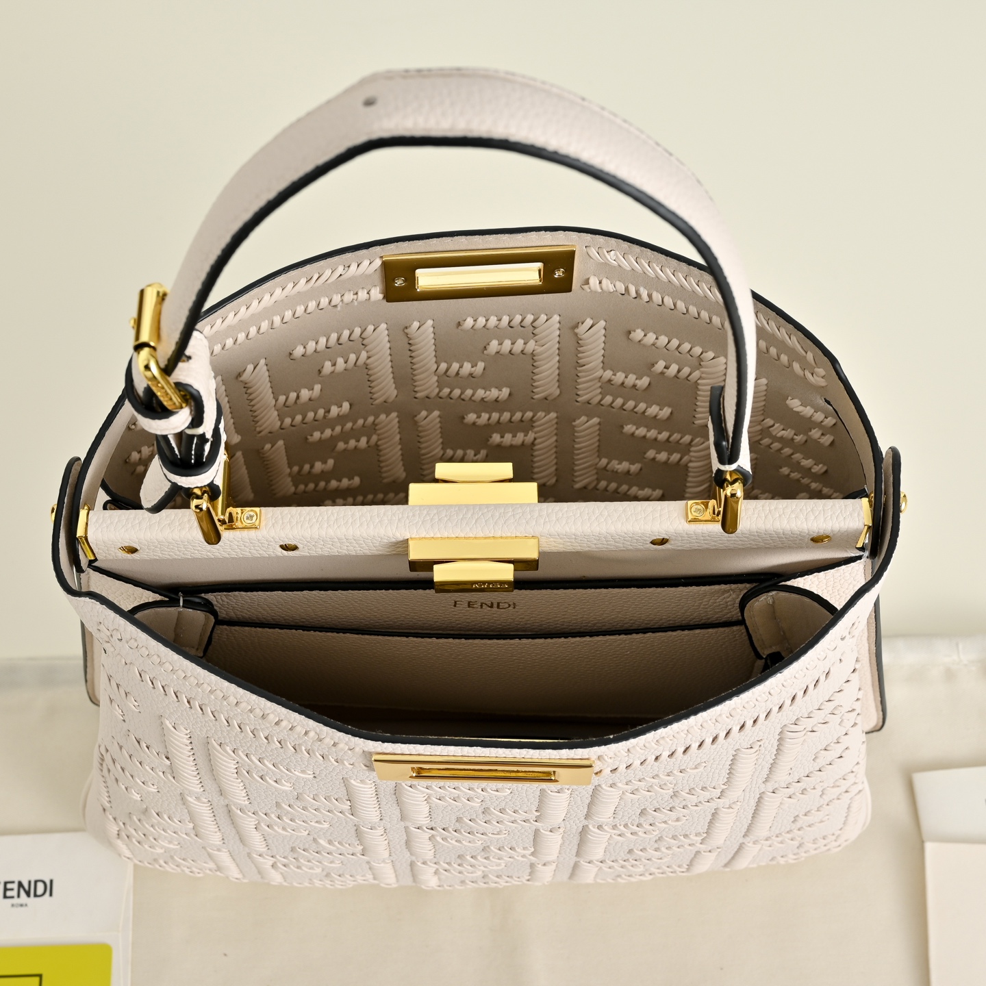 （加链加140元 ）型号3336，FENDI🆕新款，标志性中号Peekaboo Soft手袋，浓缩了FE