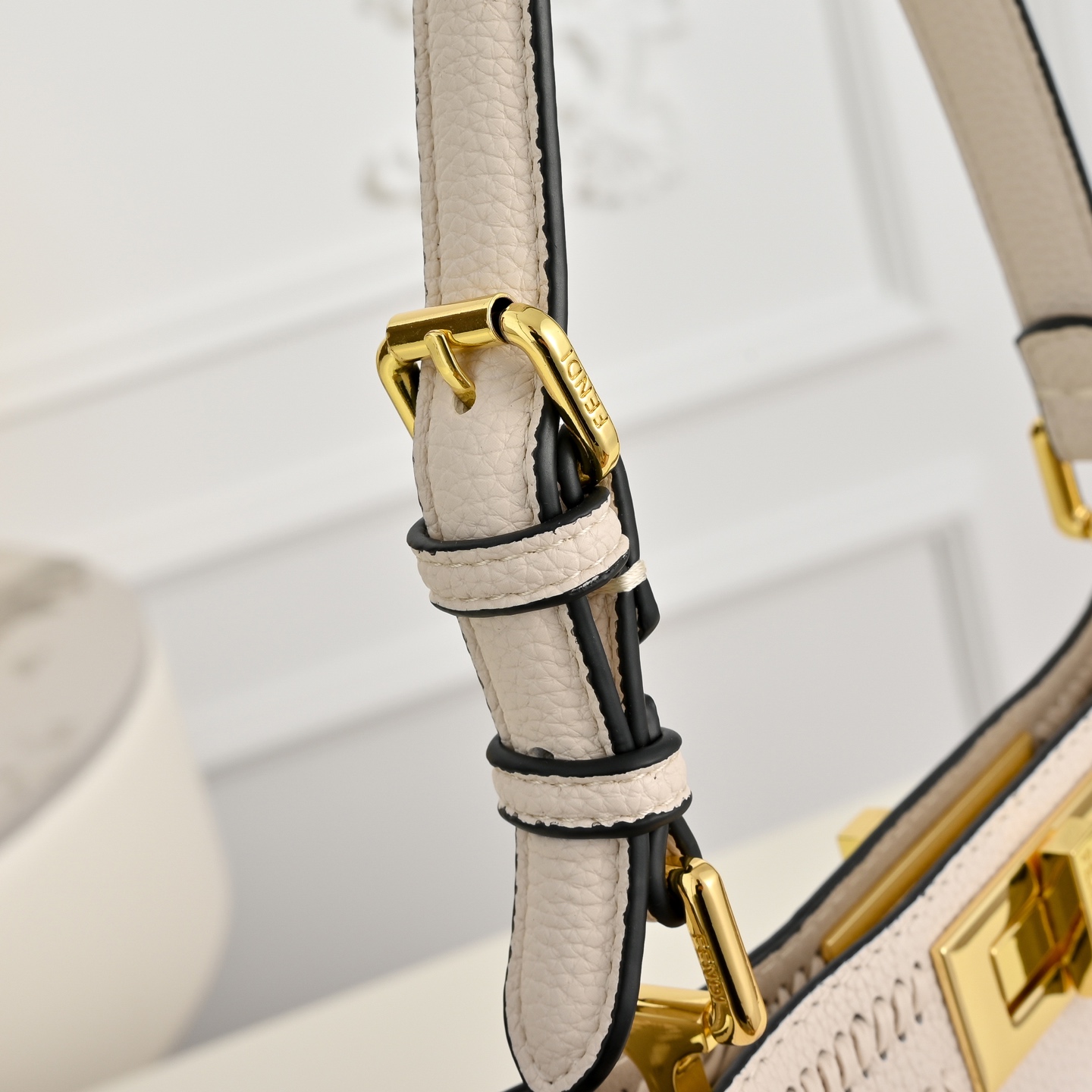 （加链加140元 ）型号3336，FENDI🆕新款，标志性中号Peekaboo Soft手袋，浓缩了FE