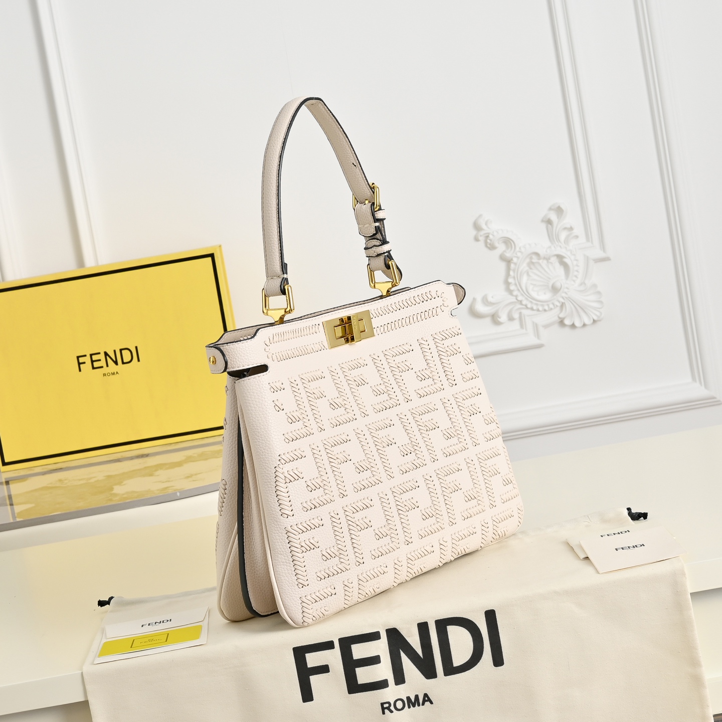（加链加140元 ）型号3336，FENDI🆕新款，标志性中号Peekaboo Soft手袋，浓缩了FE