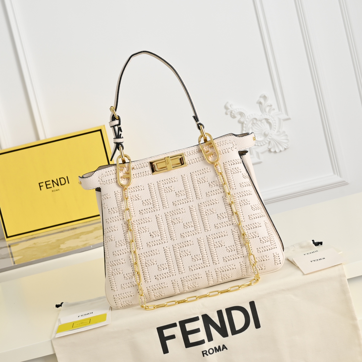 （加链加140元 ）型号3336，FENDI🆕新款，标志性中号Peekaboo Soft手袋，浓缩了FE
