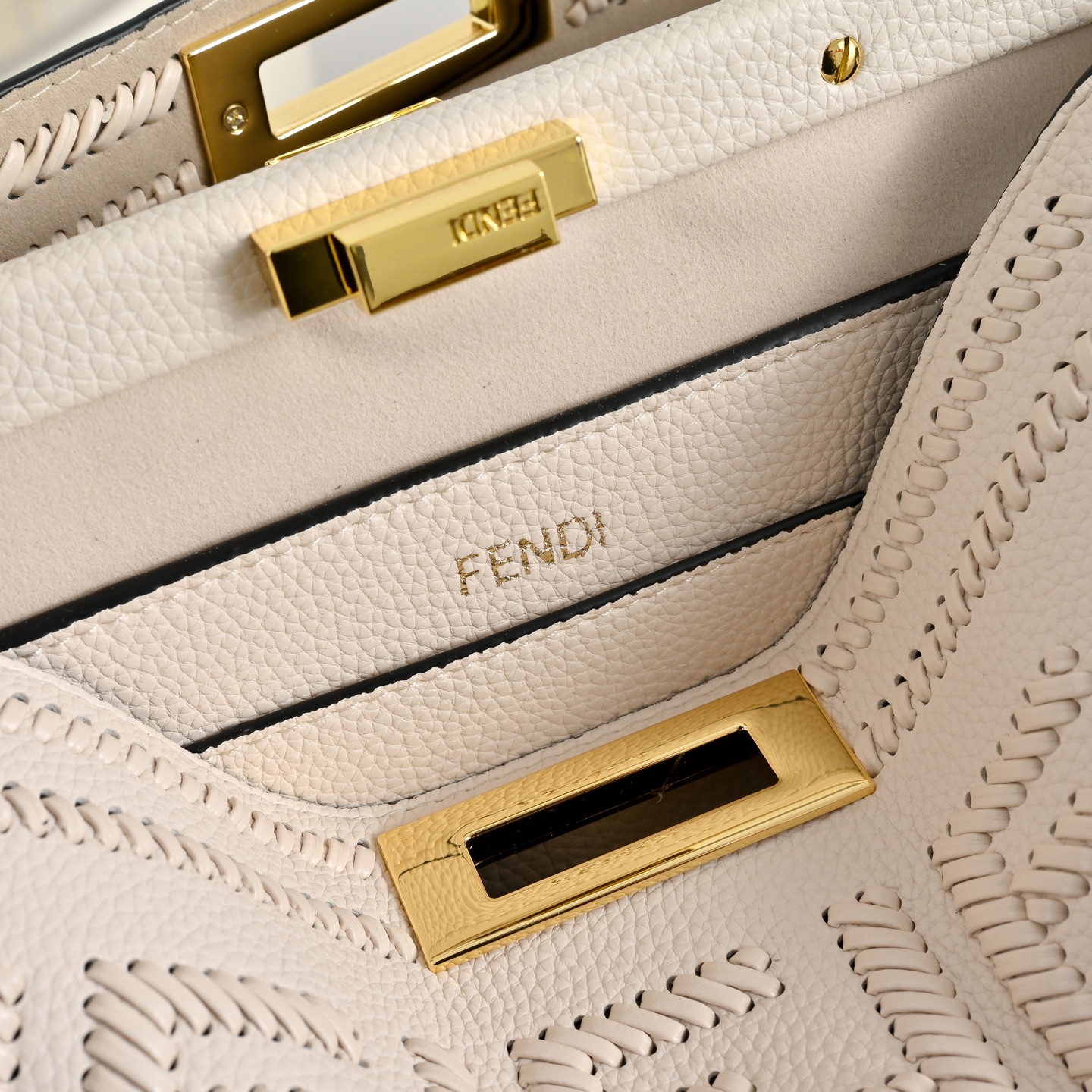 （加链加140元 ）型号3336，FENDI🆕新款，标志性中号Peekaboo Soft手袋，浓缩了FE
