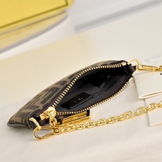 FENDI。迷你包小巧便携的迷你小包,拉链开合方式,拉链头饰有标志性FF图案,经典老花FF提花布料材质轻 FENDI。迷你包小巧便携的迷你小包,拉链开合方式,拉链头饰有标志性FF图案,经典老花FF提花布料材质轻