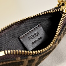 FENDI。迷你包小巧便携的迷你小包,拉链开合方式,拉链头饰有标志性FF图案,经典老花FF提花布料材质轻 FENDI。迷你包小巧便携的迷你小包,拉链开合方式,拉链头饰有标志性FF图案,经典老花FF提花布料材质轻