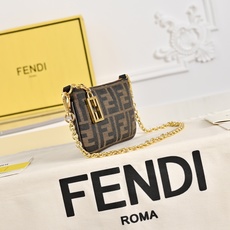 FENDI。迷你包小巧便携的迷你小包,拉链开合方式,拉链头饰有标志性FF图案,经典老花FF提花布料材质轻 FENDI。迷你包小巧便携的迷你小包,拉链开合方式,拉链头饰有标志性FF图案,经典老花FF提花布料材质轻