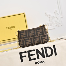 FENDI。迷你包小巧便携的迷你小包,拉链开合方式,拉链头饰有标志性FF图案,经典老花FF提花布料材质轻 FENDI。迷你包小巧便携的迷你小包,拉链开合方式,拉链头饰有标志性FF图案,经典老花FF提花布料材质轻